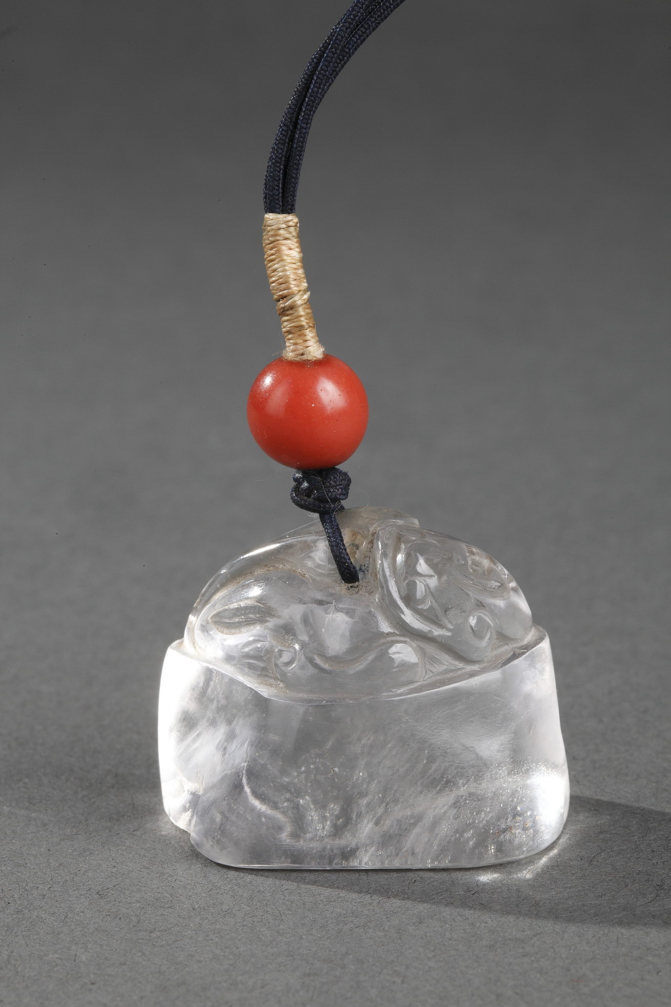Works of Art : Rare  rock crystal pendant with sculpted a qilong  - 19th century -