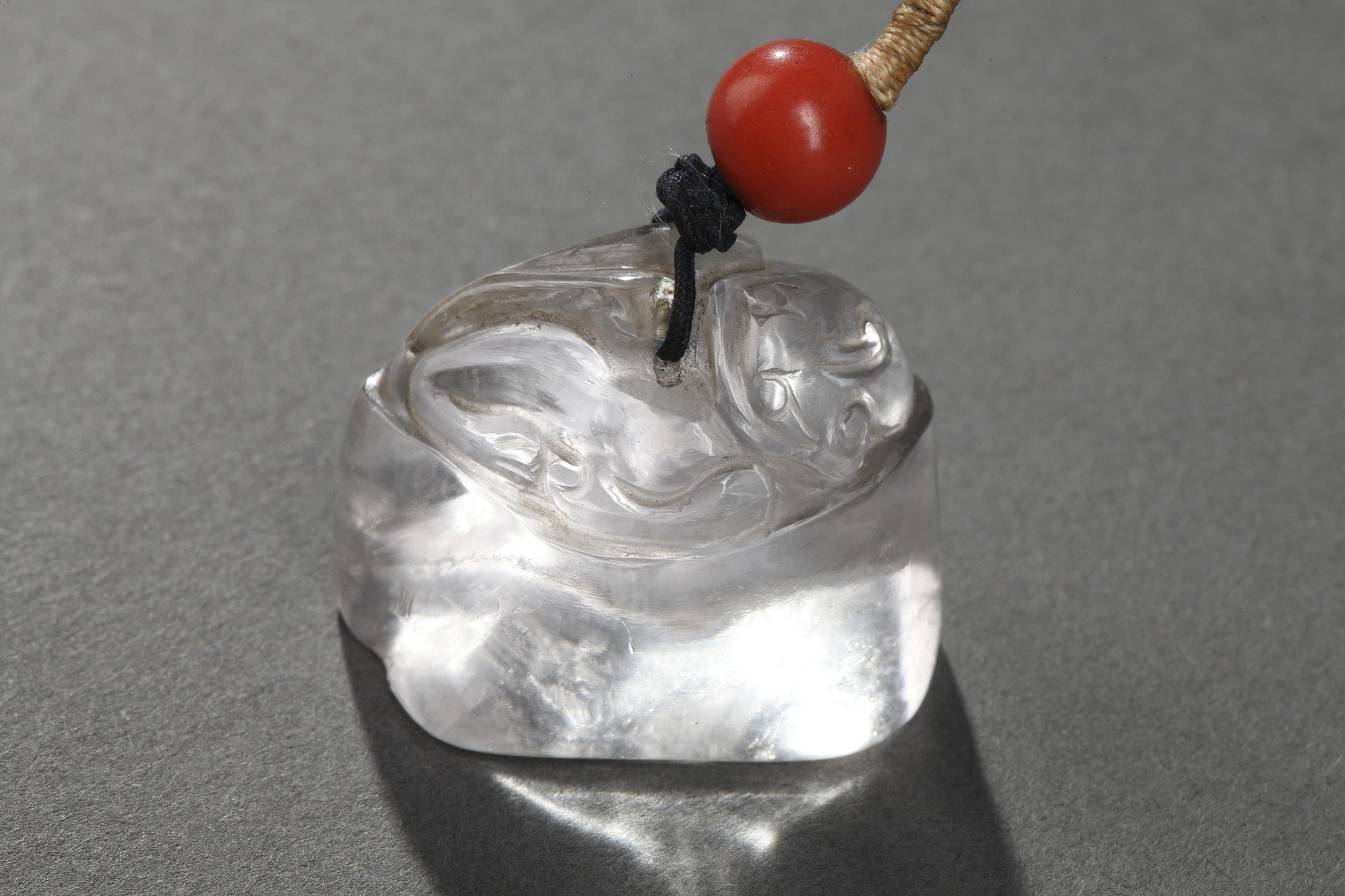 Works of Art : Rare  rock crystal pendant with sculpted a qilong  - 19th century -