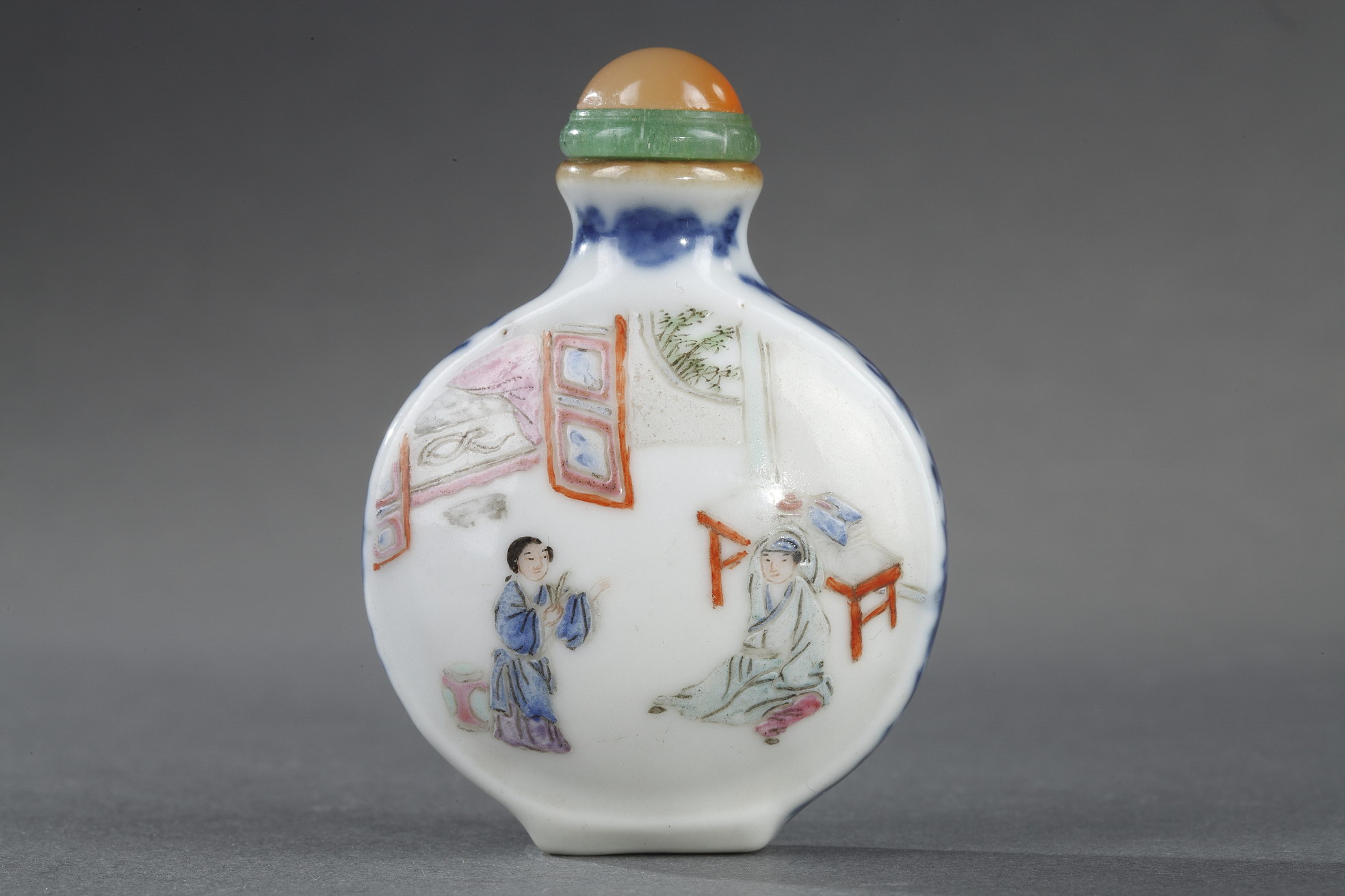 Snuff Bottles : Chinese polychrome porcelain  snuff bottle with interiors scenes the sides decorated underglaze blue scrolls
Imperial kilns Jingdezhen mark and period Jiaqing 1796/1820
H. 5,2cm
