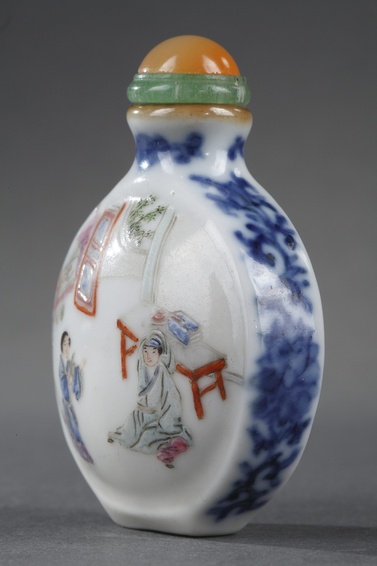 Snuff Bottles : Chinese polychrome porcelain  snuff bottle with interiors scenes the sides decorated underglaze blue scrolls
Imperial kilns Jingdezhen mark and period Jiaqing 1796/1820
H. 5,2cm
