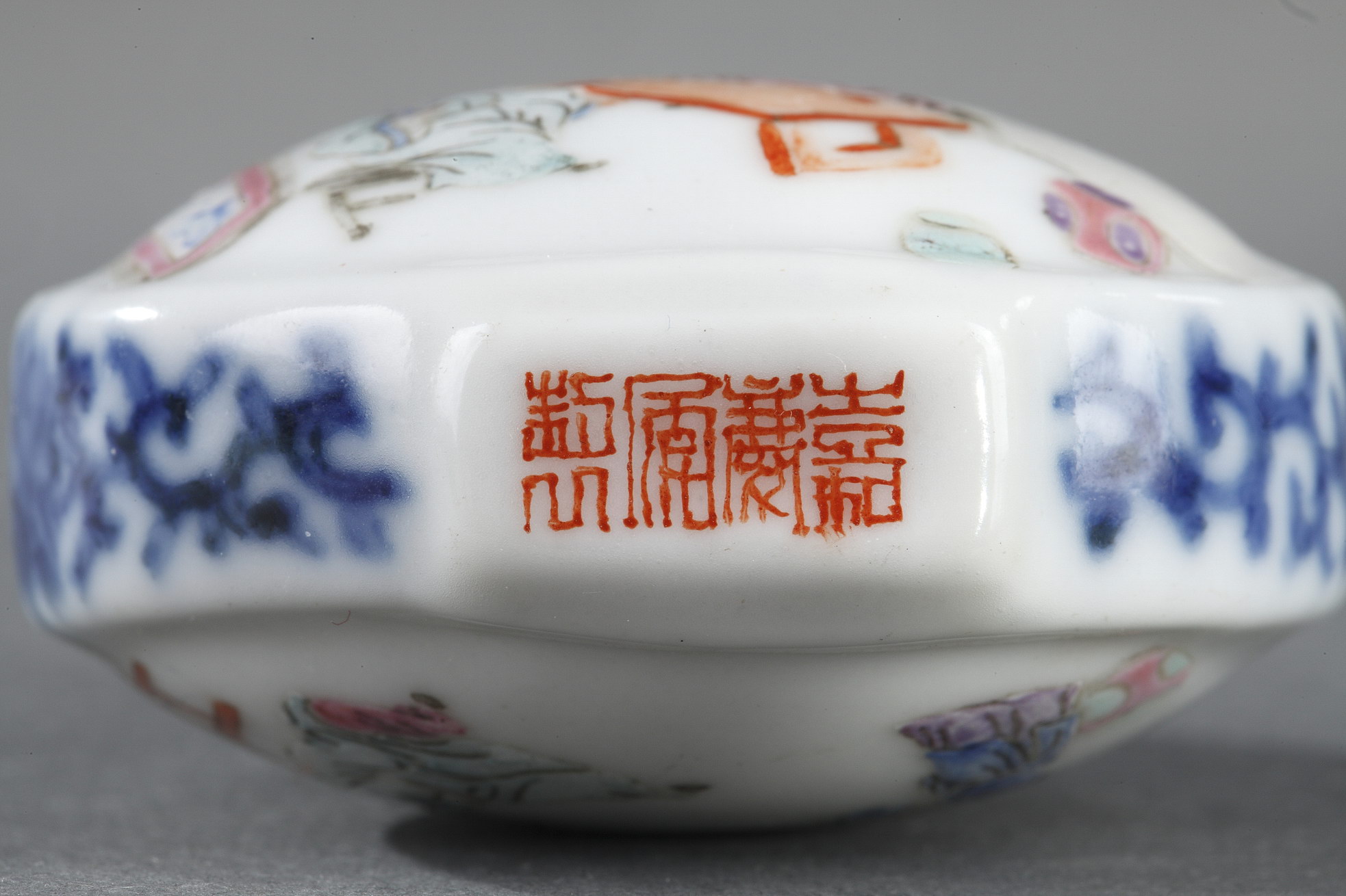 Snuff Bottles : Chinese polychrome porcelain  snuff bottle with interiors scenes the sides decorated underglaze blue scrolls
Imperial kilns Jingdezhen mark and period Jiaqing 1796/1820
H. 5,2cm
