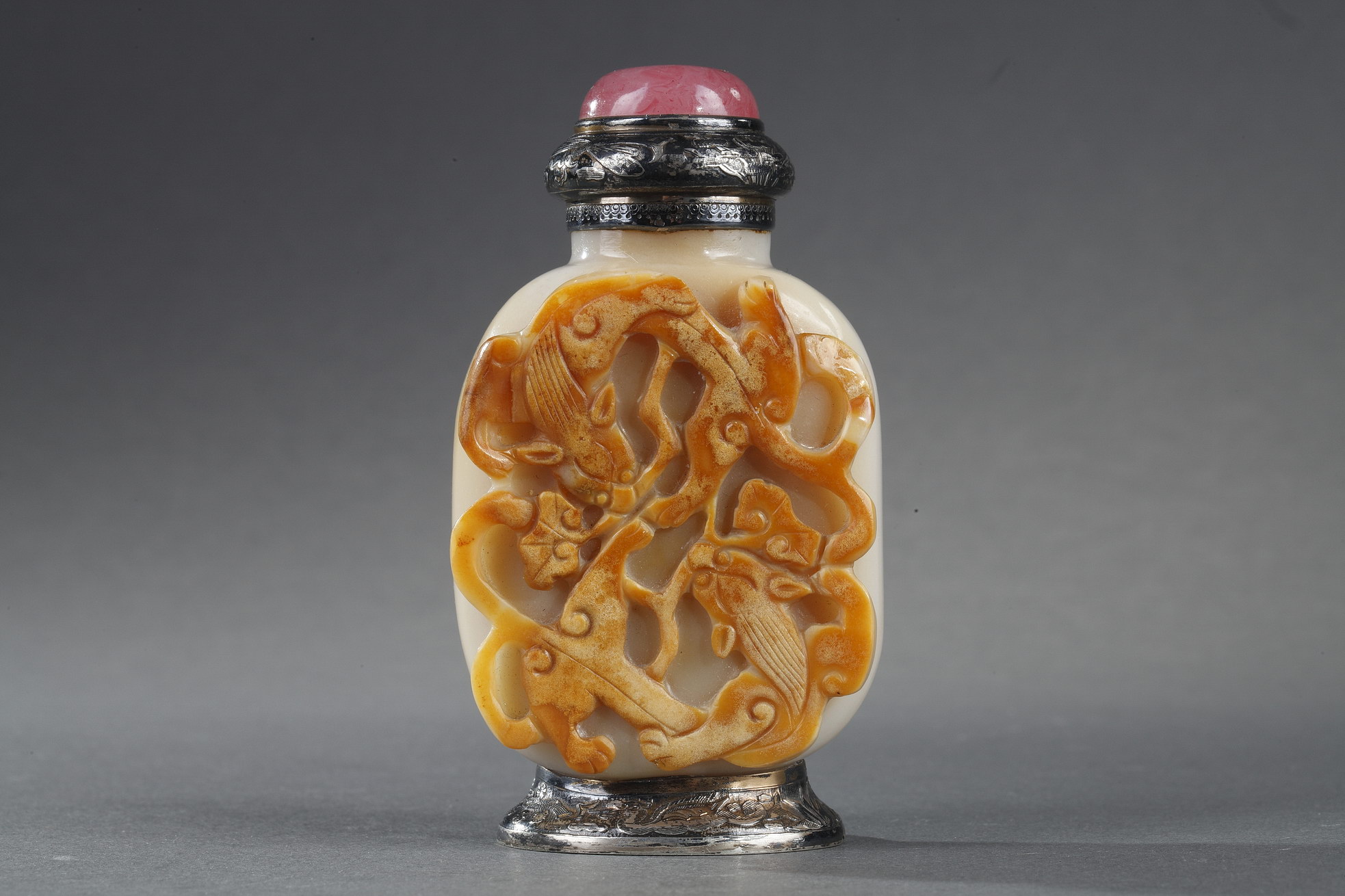 Snuff Bottles : Snuff bottle slightly yellow jade sculpted of the russet vein with two chilongs mounted in silver by Maquet Paris in 1930/40 to make a lighter - circa 1800/50 (bottle)