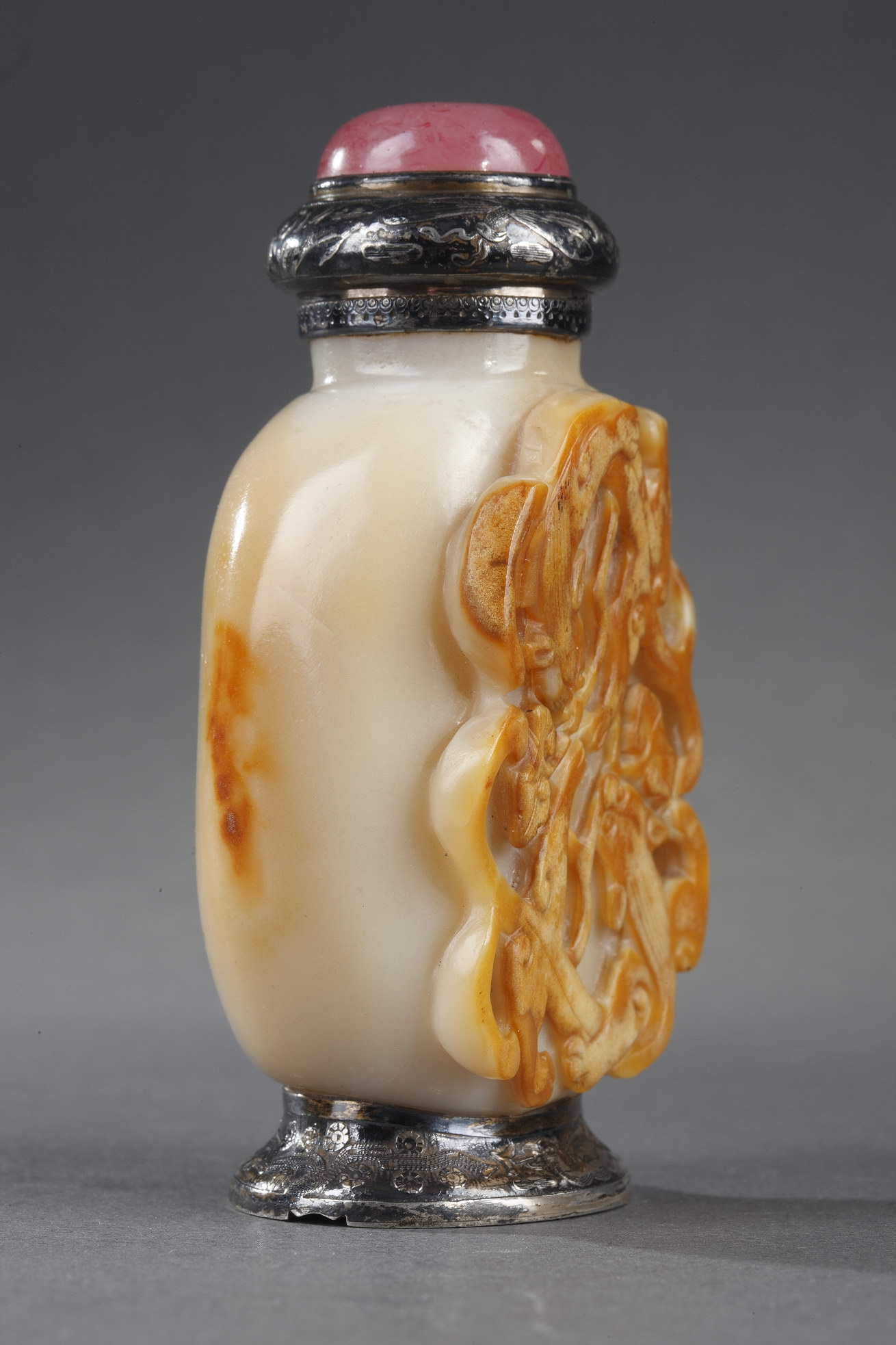 Snuff Bottles : Snuff bottle slightly yellow jade sculpted of the russet vein with two chilongs mounted in silver by Maquet Paris in 1930/40 to make a lighter - circa 1800/50 (bottle)