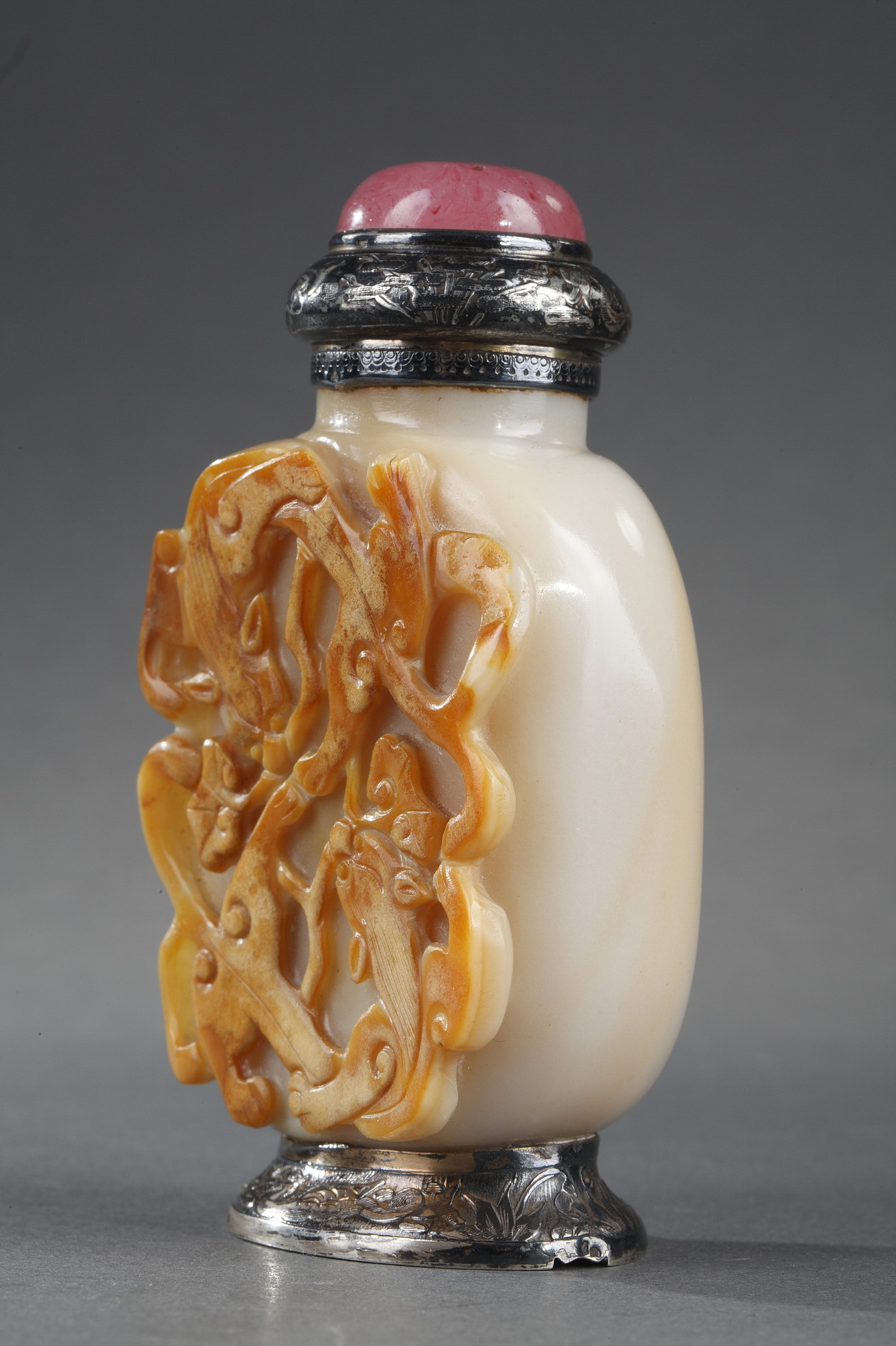 Snuff Bottles : Snuff bottle slightly yellow jade sculpted of the russet vein with two chilongs mounted in silver by Maquet Paris in 1930/40 to make a lighter - circa 1800/50 (bottle)