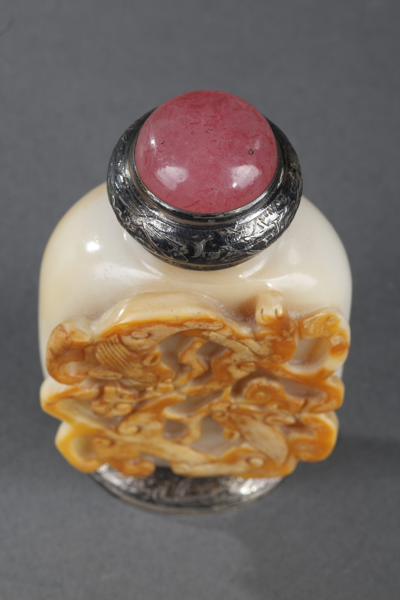 Snuff Bottles : Snuff bottle slightly yellow jade sculpted of the russet vein with two chilongs mounted in silver by Maquet Paris in 1930/40 to make a lighter - circa 1800/50 (bottle)
