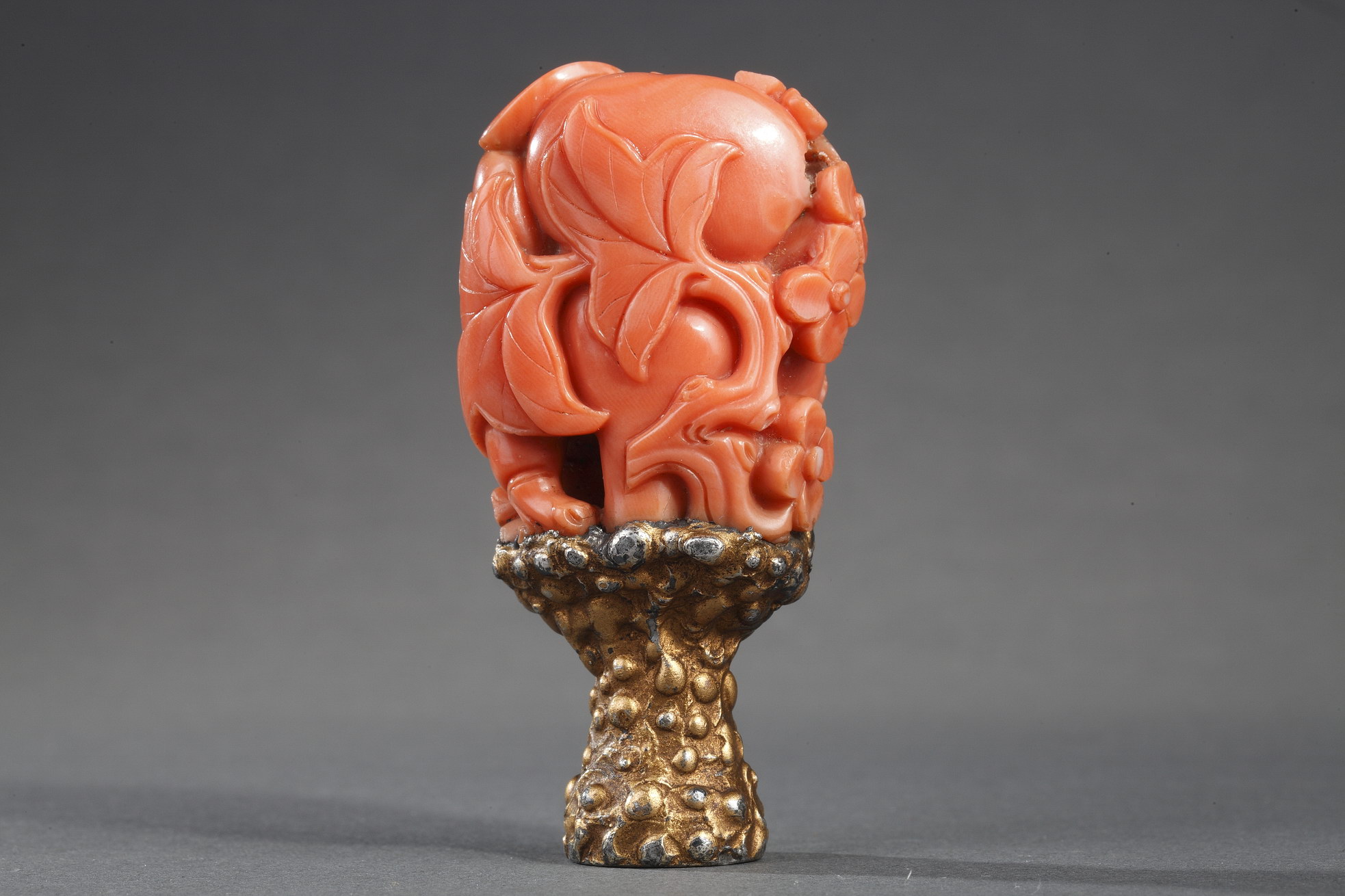 Works of Art : for double gour shaped Chinese coral  carved with flowers  leaves bat and mounted as a seal (extremity missing) . 18th century  and 19th century for the foot -    
H 4cm for the coral and 6,5cm with the foot
