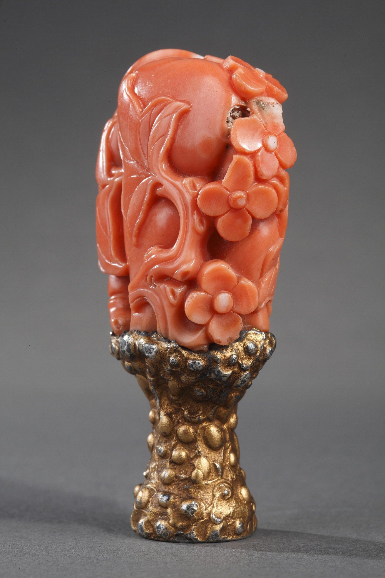 Works of Art : for double gour shaped Chinese coral  carved with flowers  leaves bat and mounted as a seal (extremity missing) . 18th century  and 19th century for the foot -    
H 4cm for the coral and 6,5cm with the foot
