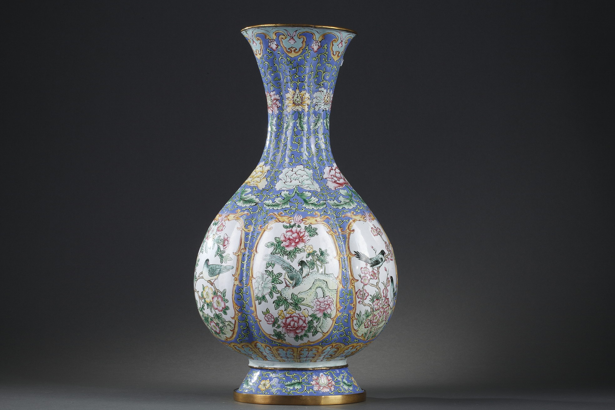 Works of Art : Vase  Canton polychrom enamel decorated on six panels with birds and flowers - Circa 19th century -
H 33,5cm