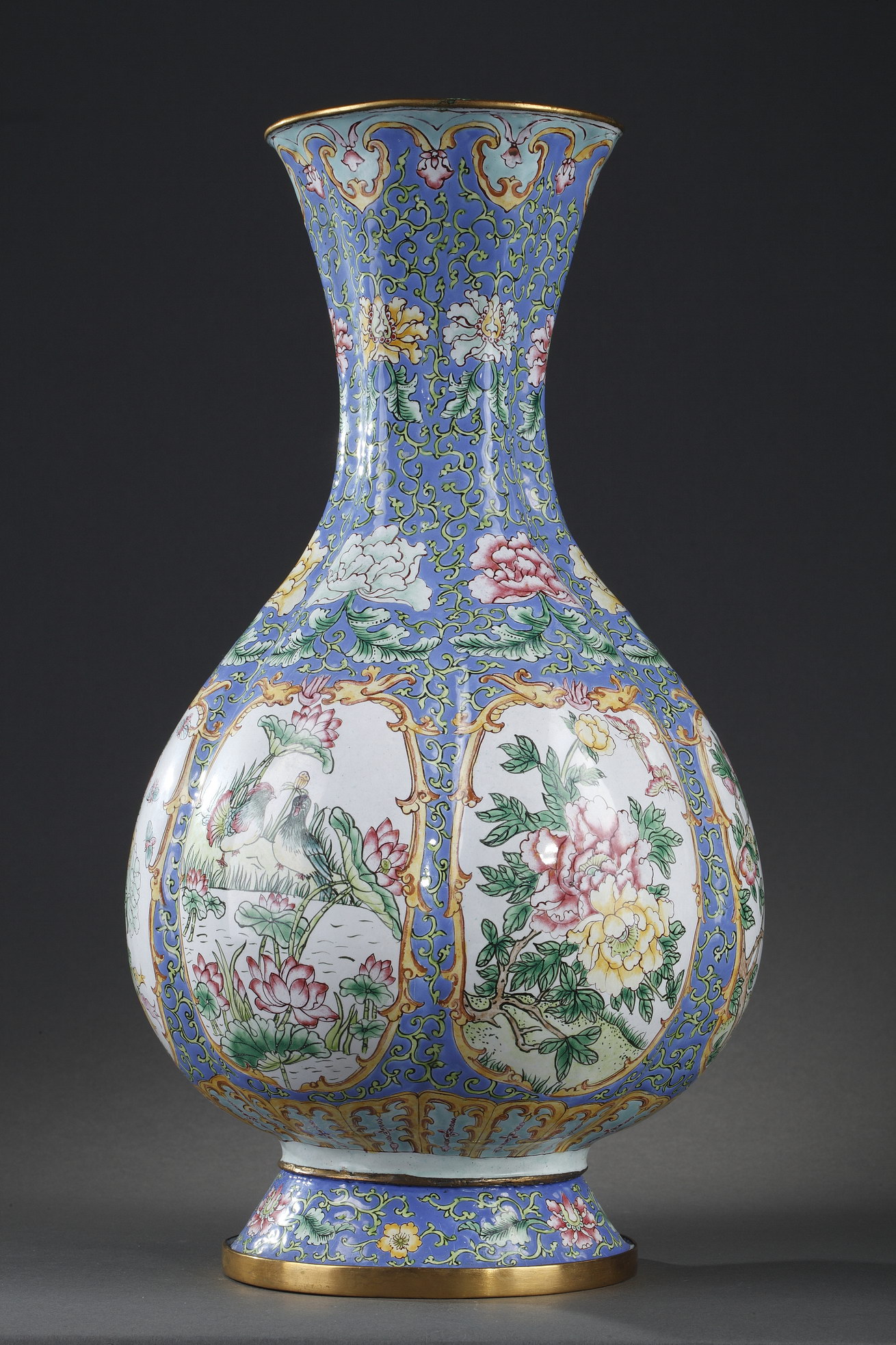 Works of Art : Vase  Canton polychrom enamel decorated on six panels with birds and flowers - Circa 19th century -
H 33,5cm
