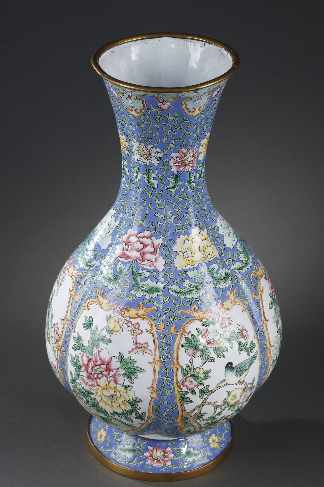 Works of Art : Vase  Canton polychrom enamel decorated on six panels with birds and flowers - Circa 19th century -
H 33,5cm