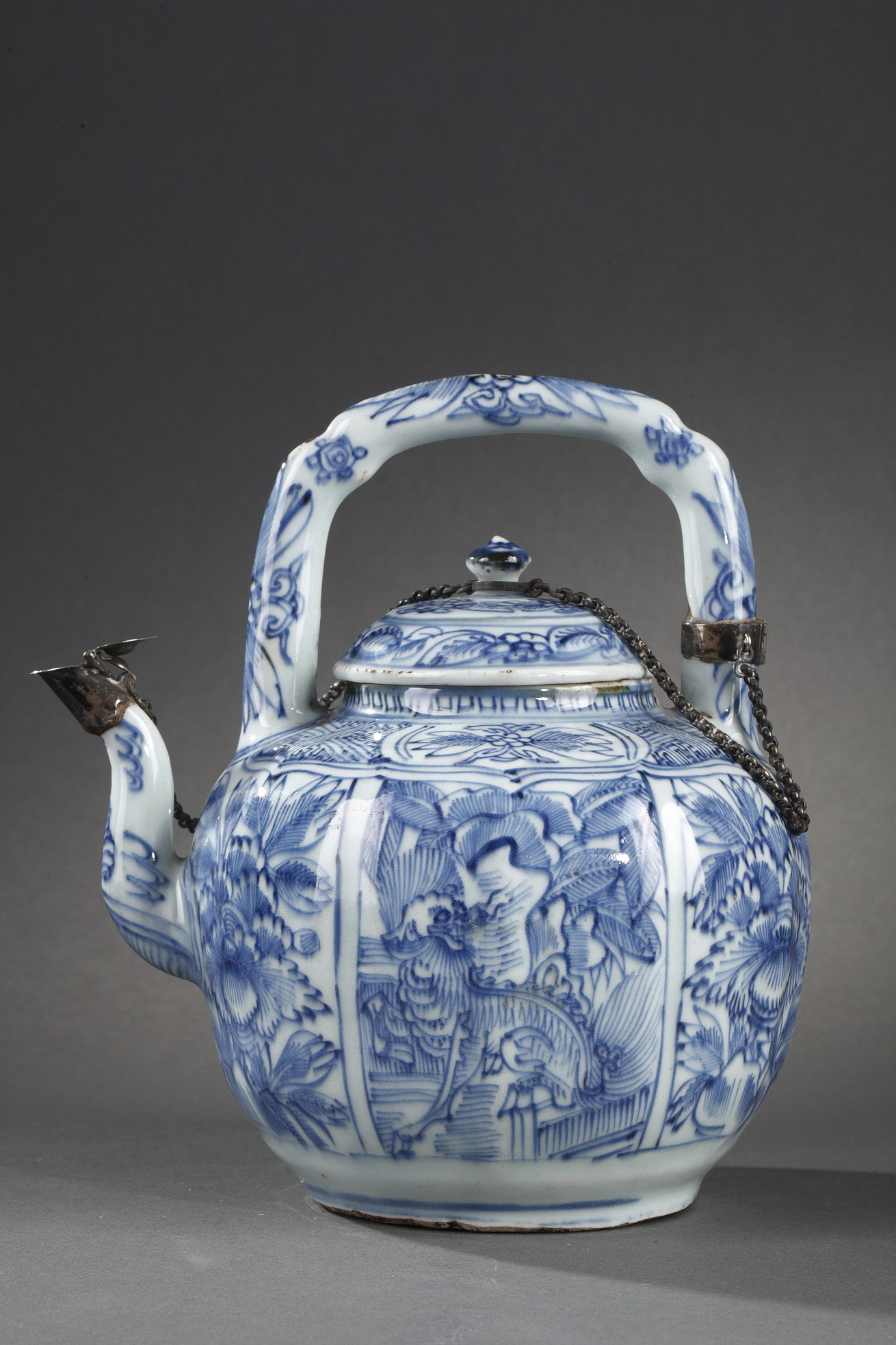 Works of Art : Chinese Blue and White ewer for wine Kraakporselein  - Decorated with Kilins and peonies in  panels  -  Wanli period 1573/1620
European metal silver later
H 19cm