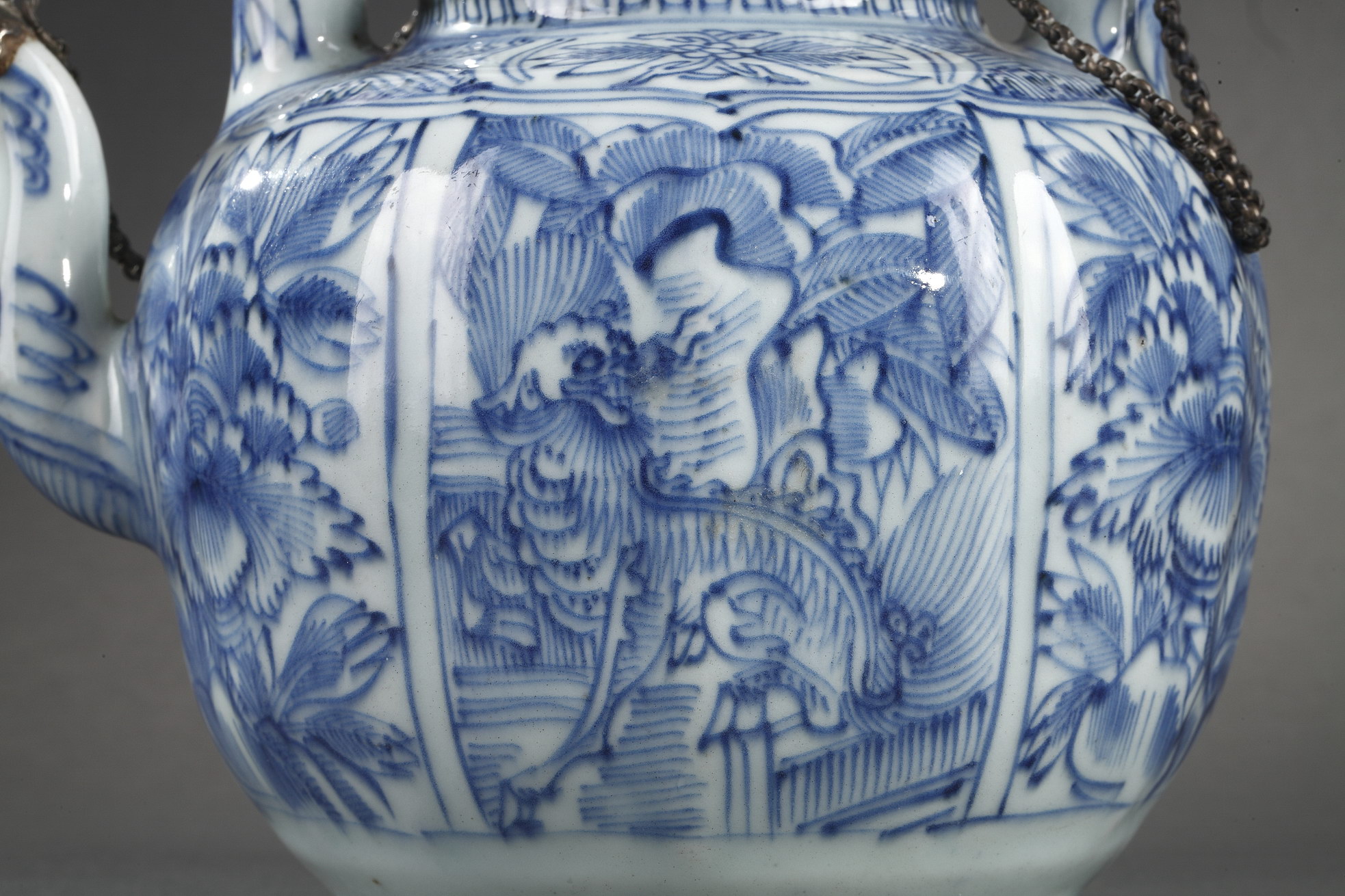 Works of Art : Chinese Blue and White ewer for wine Kraakporselein  - Decorated with Kilins and peonies in  panels  -  Wanli period 1573/1620
European metal silver later
H 19cm