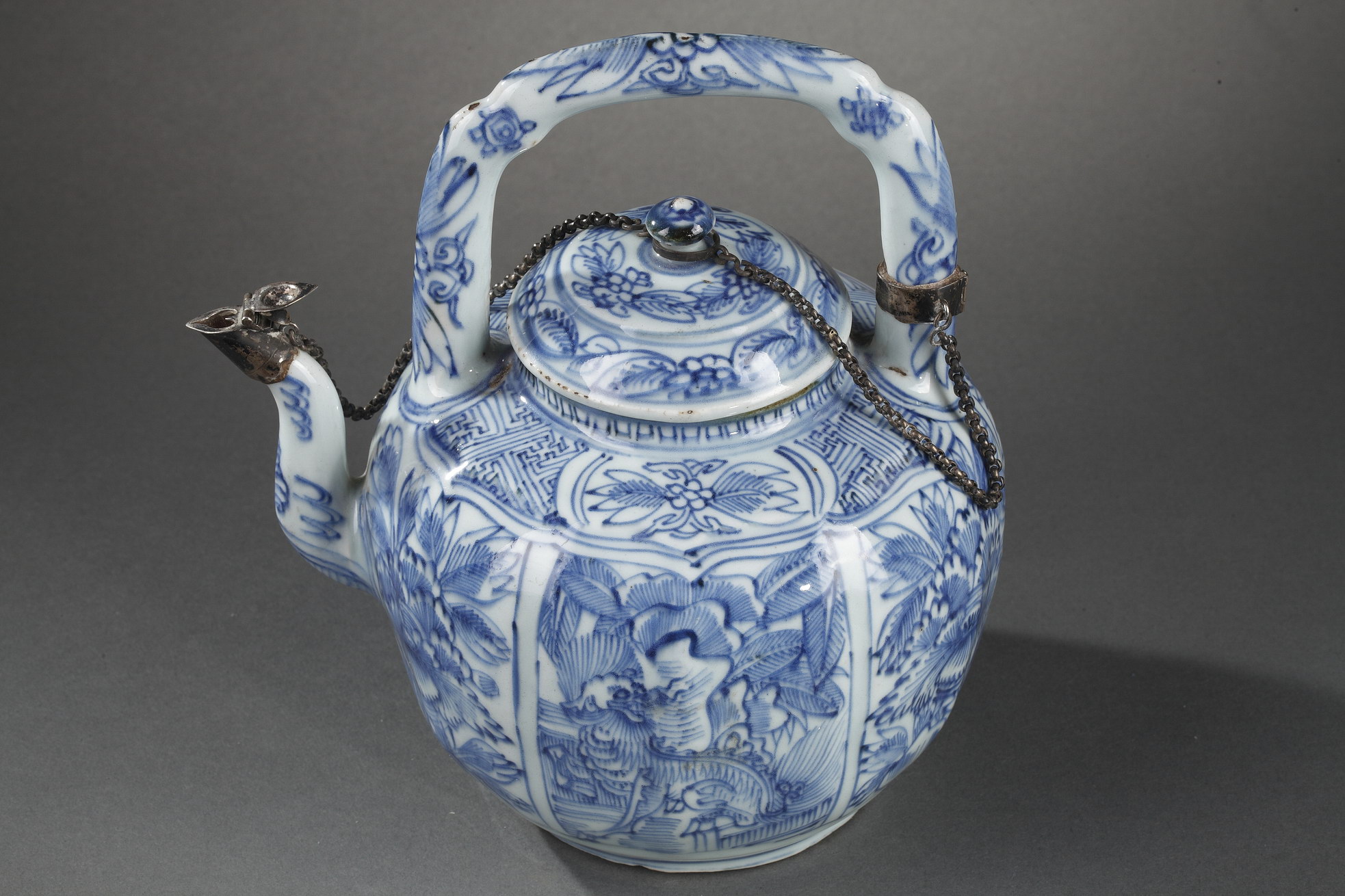 Works of Art : Chinese Blue and White ewer for wine Kraakporselein  - Decorated with Kilins and peonies in  panels  -  Wanli period 1573/1620
European metal silver later
H 19cm