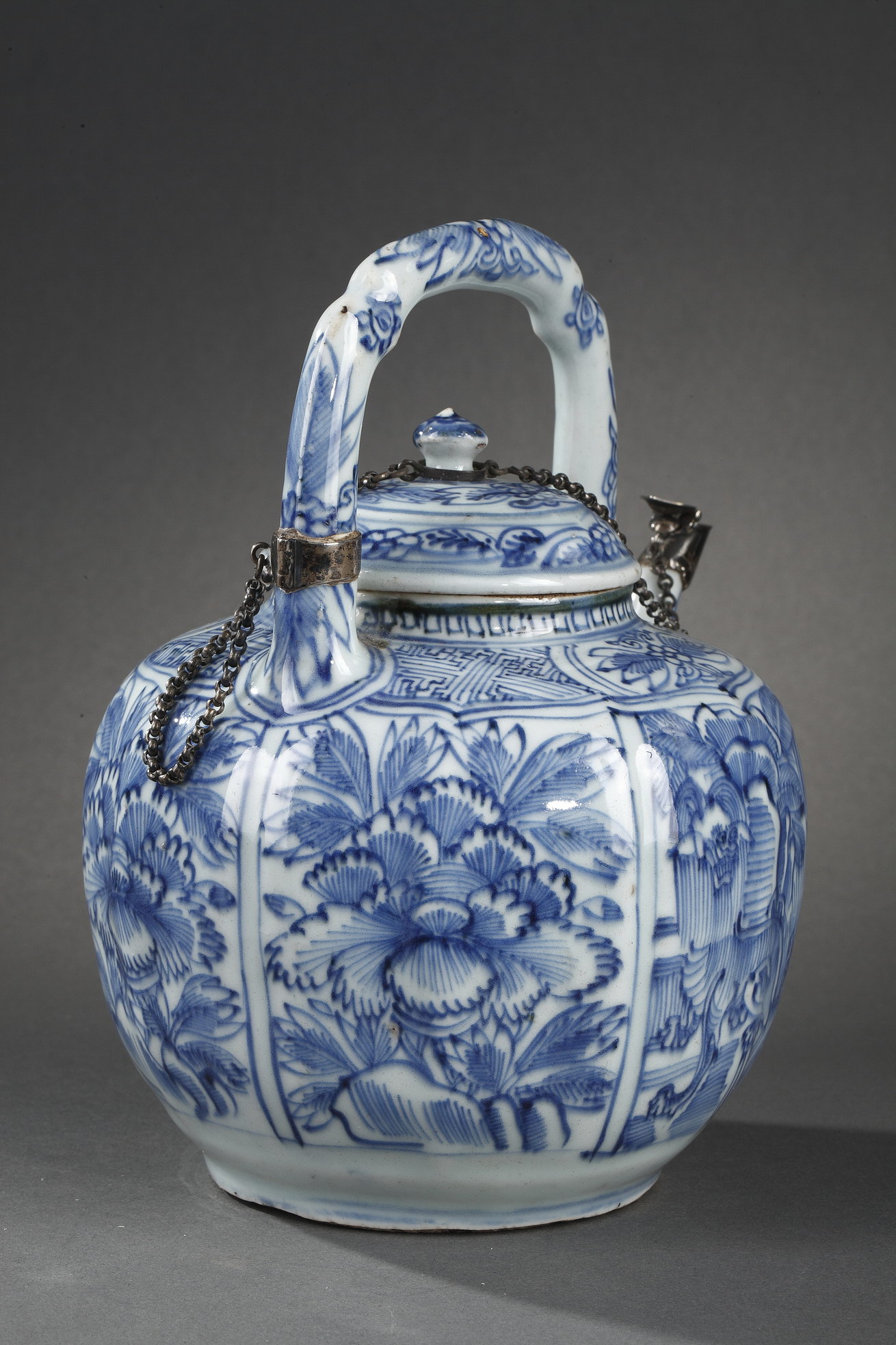 Works of Art : Chinese Blue and White ewer for wine Kraakporselein  - Decorated with Kilins and peonies in  panels  -  Wanli period 1573/1620
European metal silver later
H 19cm