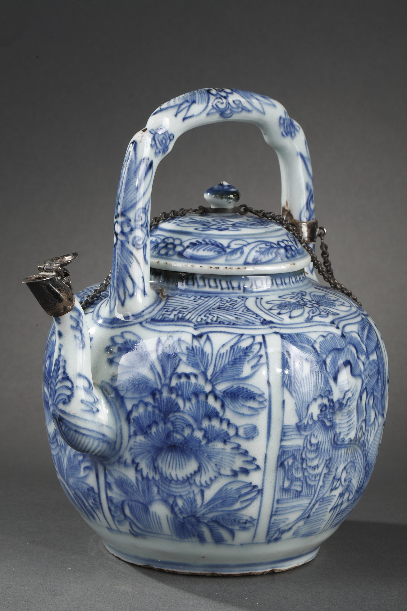 Works of Art : Chinese Blue and White ewer for wine Kraakporselein  - Decorated with Kilins and peonies in  panels  -  Wanli period 1573/1620
European metal silver later
H 19cm