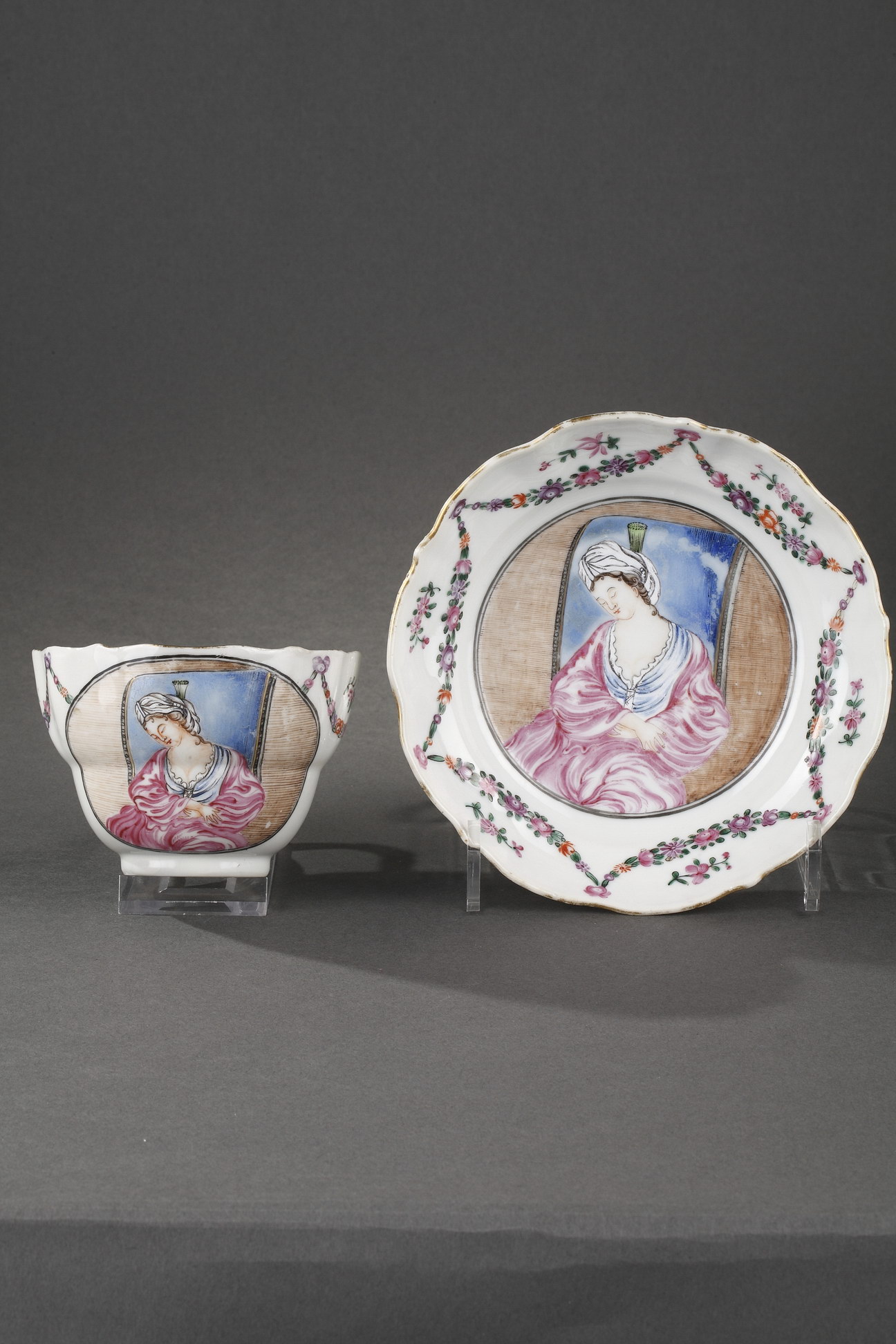 Polychrome : Cup with handle  and saucer decorated with European decor . A wife dressed Oriental  - Qianlong period 1736/1795 -