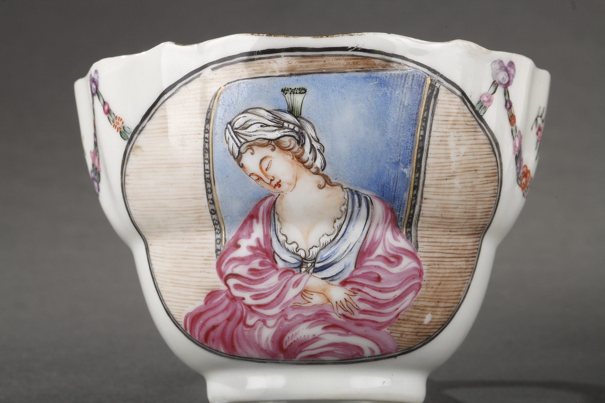 Polychrome : Cup with handle  and saucer decorated with European decor . A wife dressed Oriental  - Qianlong period 1736/1795 -