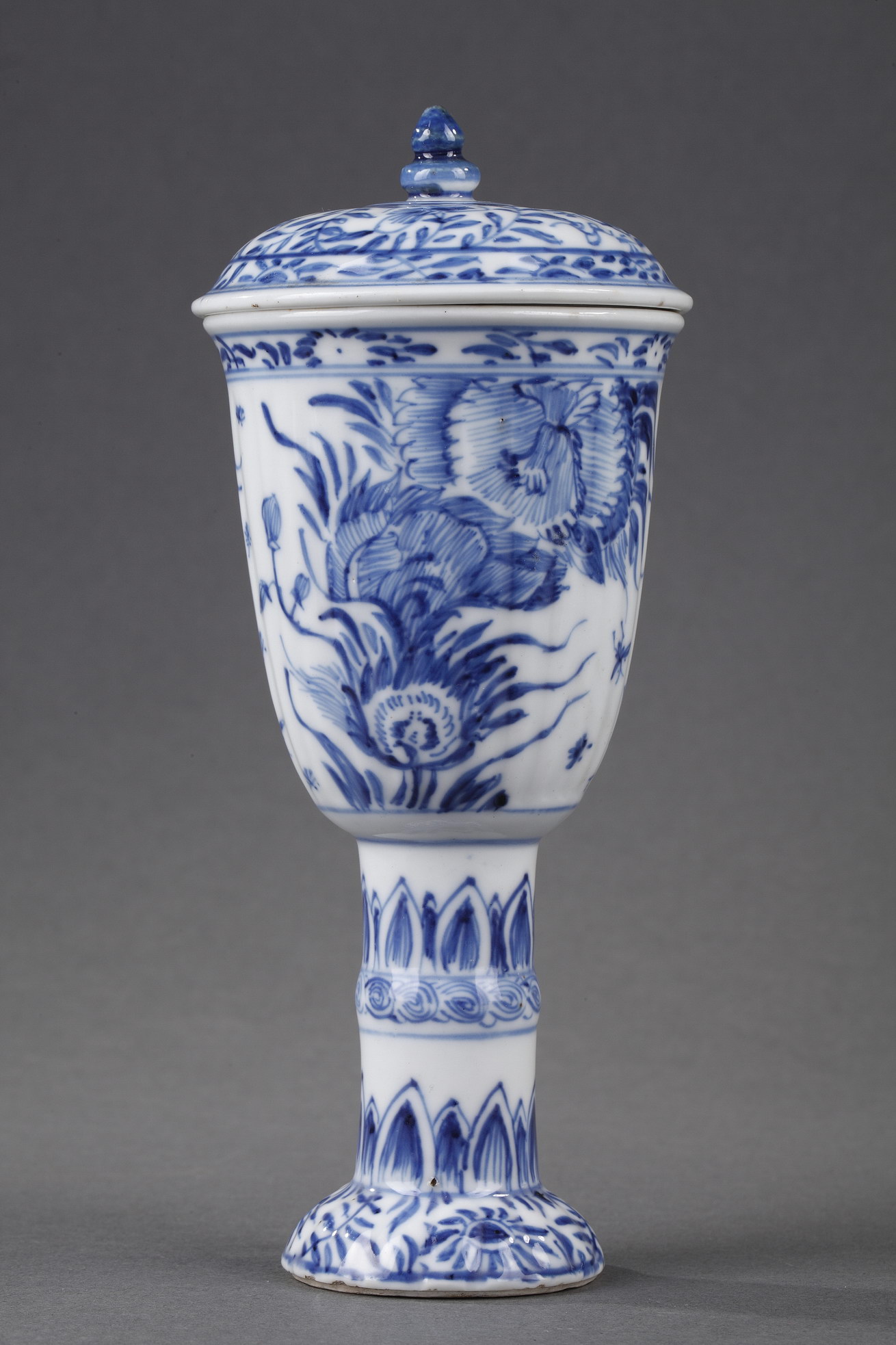 Blue White : Gobelet and cover  Blue and White porcelain  - Kangxi period 1662/1722 -      H 18cm