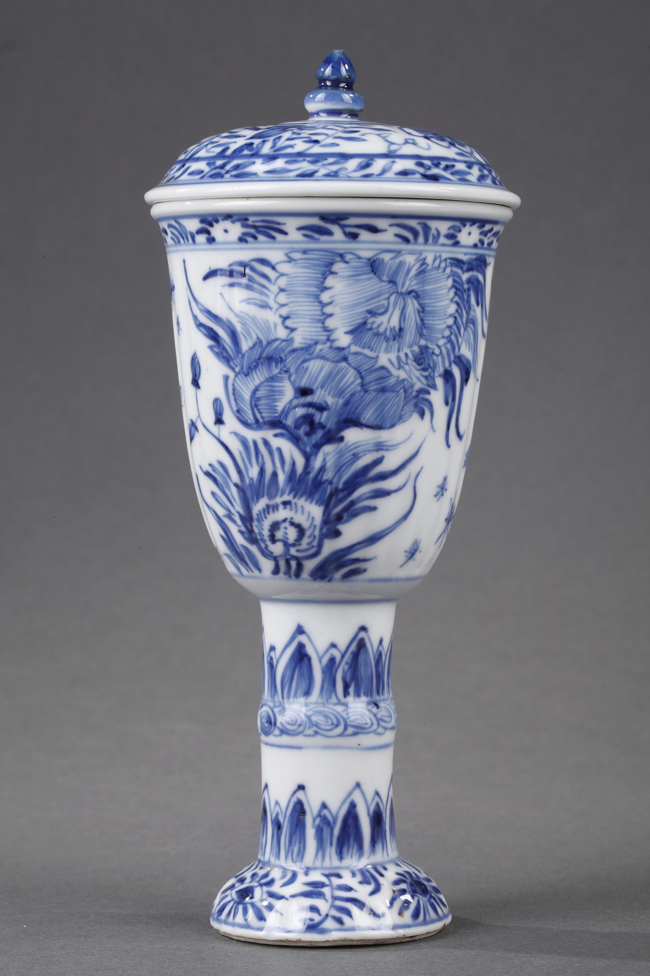 Blue White : Gobelet and cover  Blue and White porcelain  - Kangxi period 1662/1722 -      H 18cm