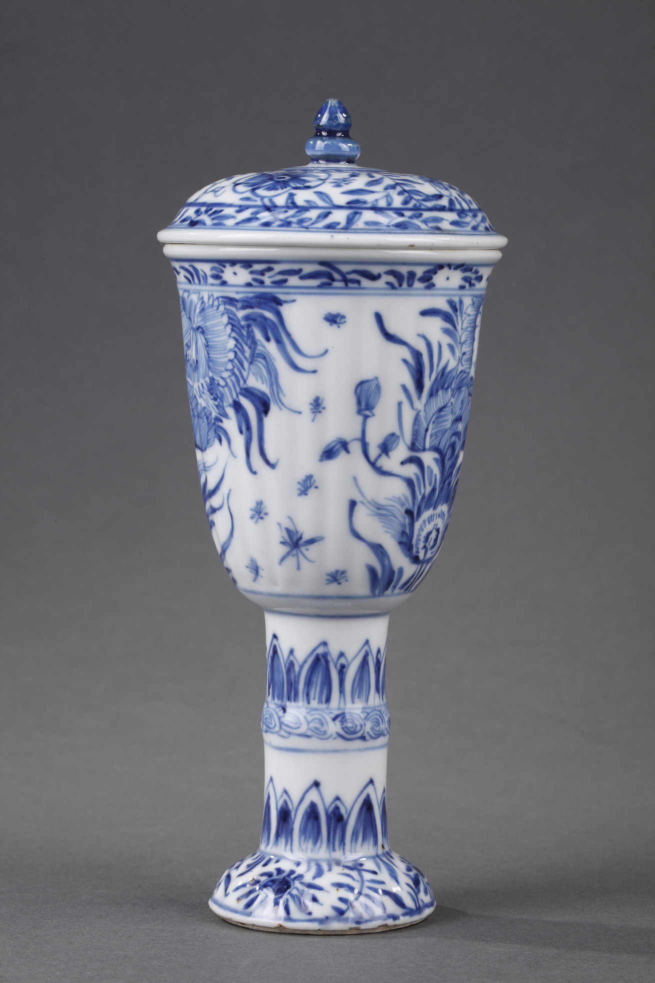Blue White : Gobelet and cover  Blue and White porcelain  - Kangxi period 1662/1722 -      H 18cm