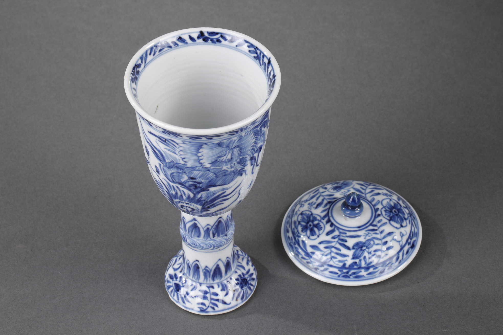 Blue White : Gobelet and cover  Blue and White porcelain  - Kangxi period 1662/1722 -      H 18cm