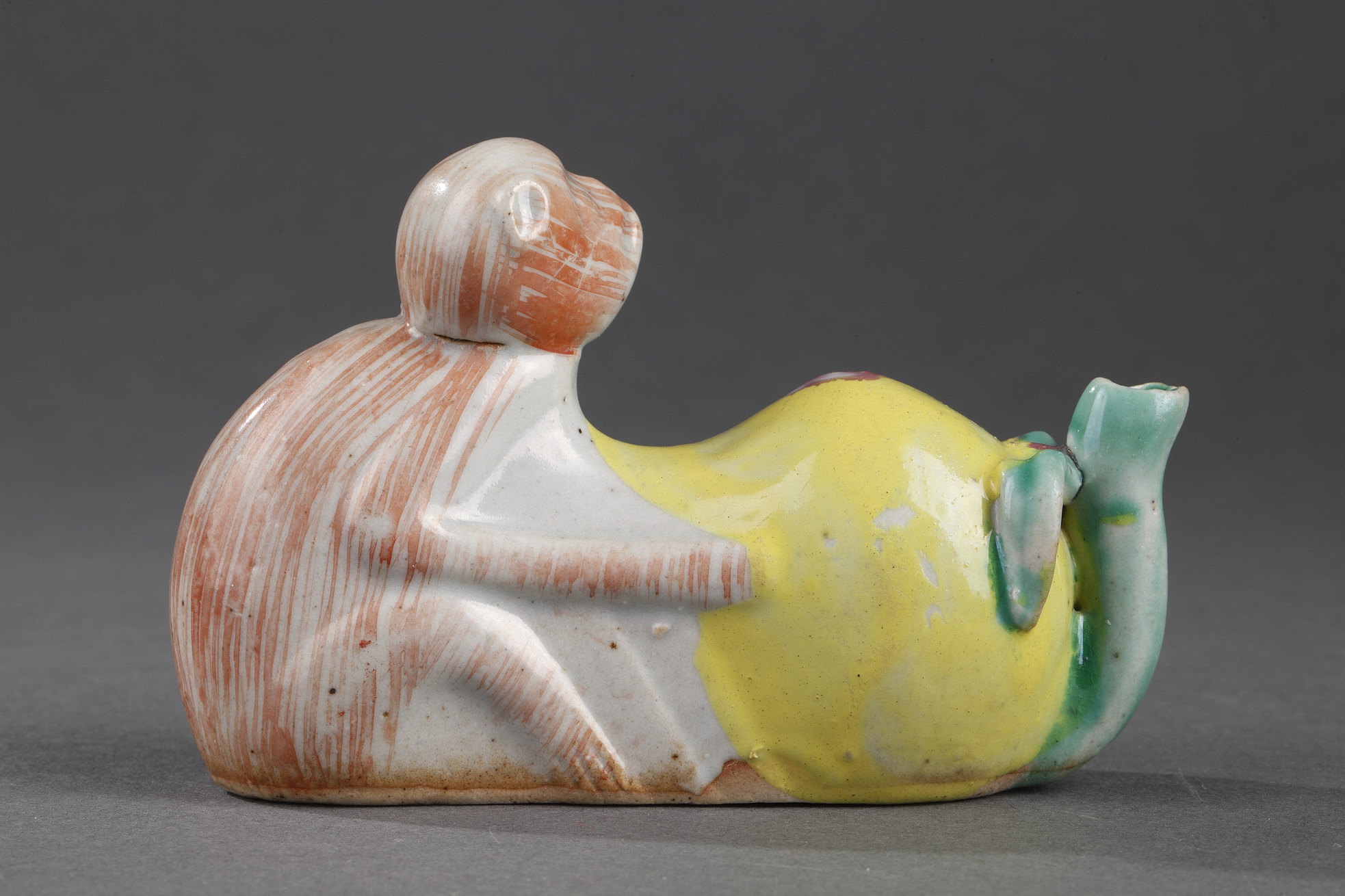 Polychrome : Water dropper porcelain monkey figure with longevity peach  - late Qianlong 1736/1795 -