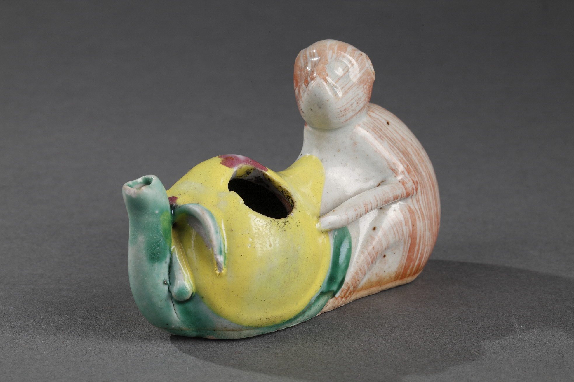 Polychrome : Water dropper porcelain monkey figure with longevity peach  - late Qianlong 1736/1795 -