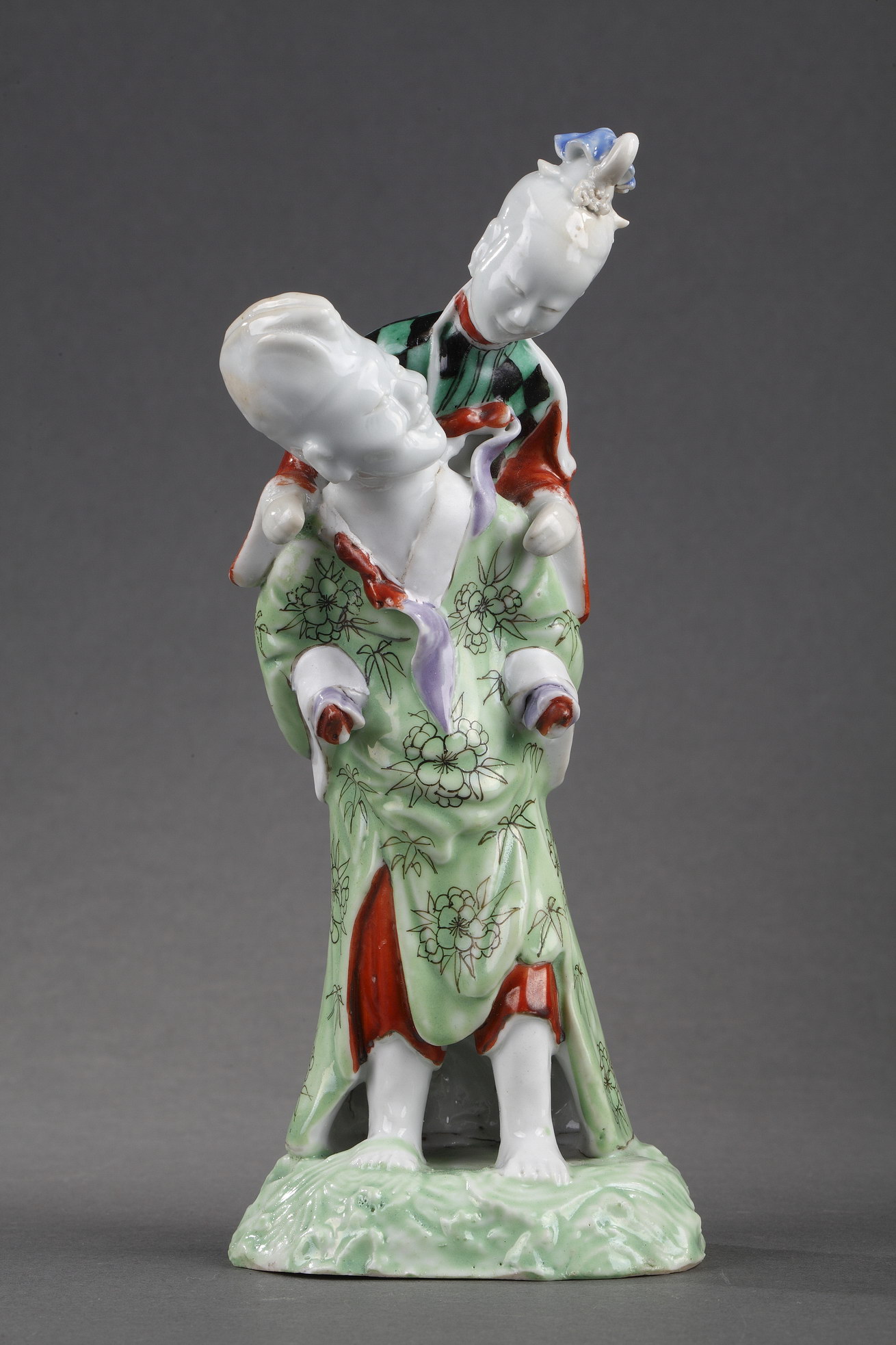 Polychrome : Rare figure Chinese  porcelain representing a man carrying a lady on his back - Qianlong period 1736/1795