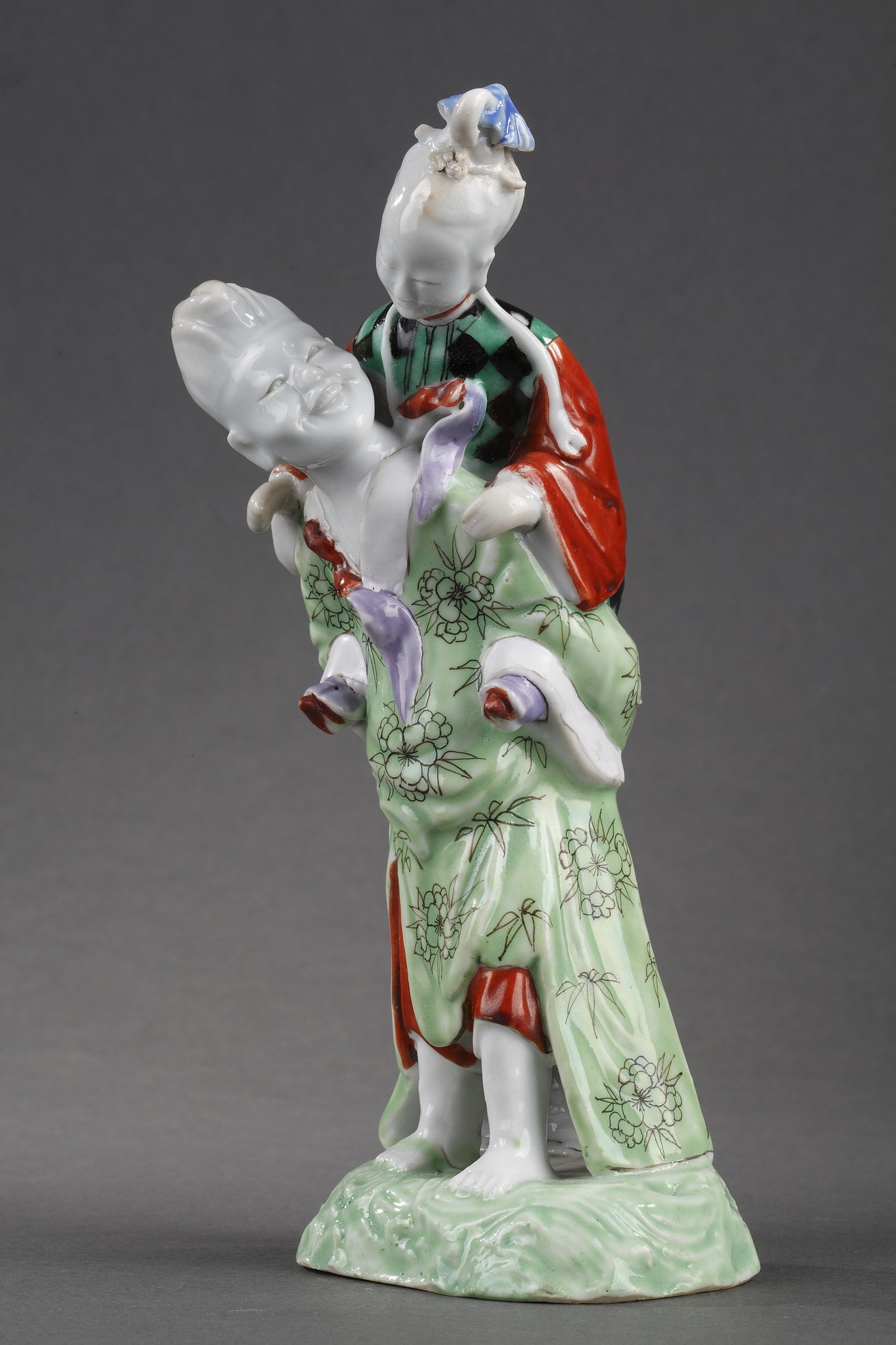 Polychrome : Rare figure Chinese  porcelain representing a man carrying a lady on his back - Qianlong period 1736/1795