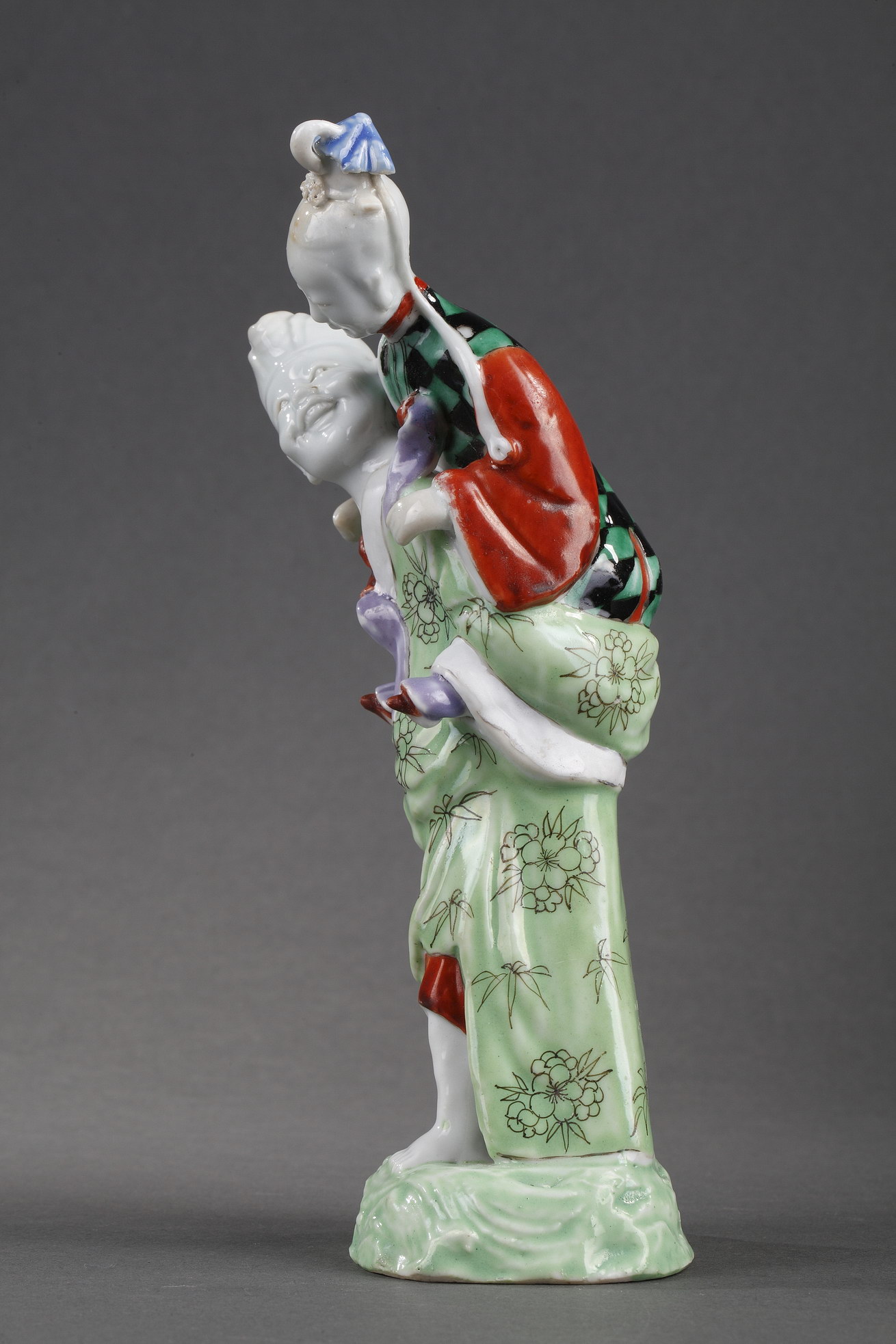 Polychrome : Rare figure Chinese  porcelain representing a man carrying a lady on his back - Qianlong period 1736/1795