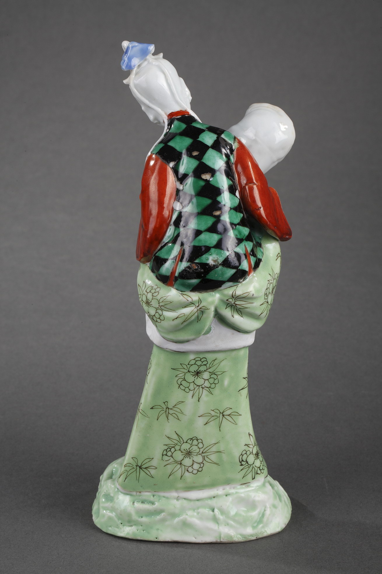 Polychrome : Rare figure Chinese  porcelain representing a man carrying a lady on his back - Qianlong period 1736/1795