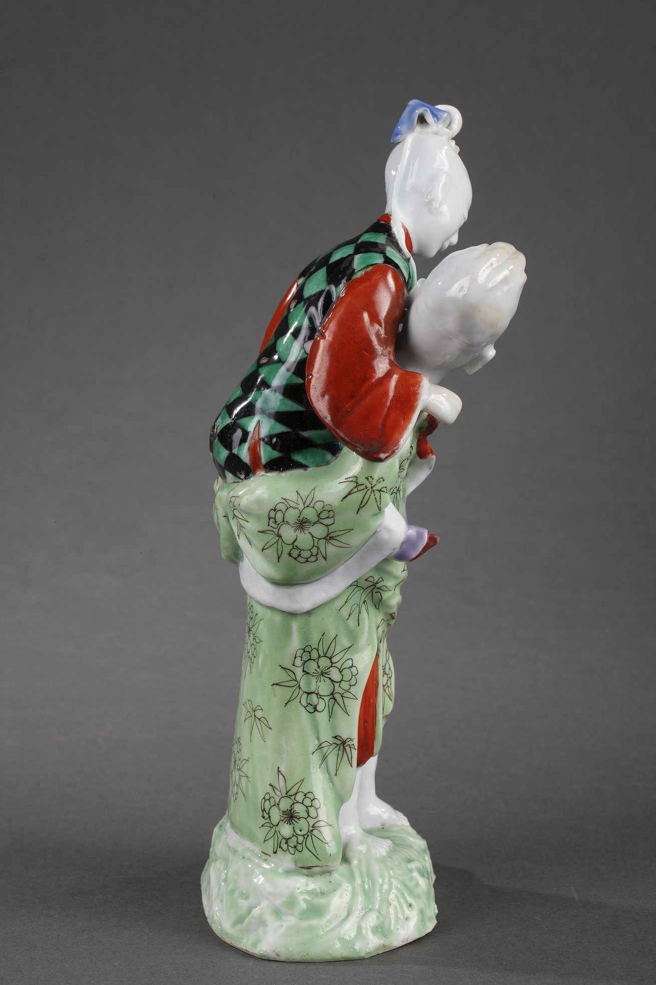 Polychrome : Rare figure Chinese  porcelain representing a man carrying a lady on his back - Qianlong period 1736/1795