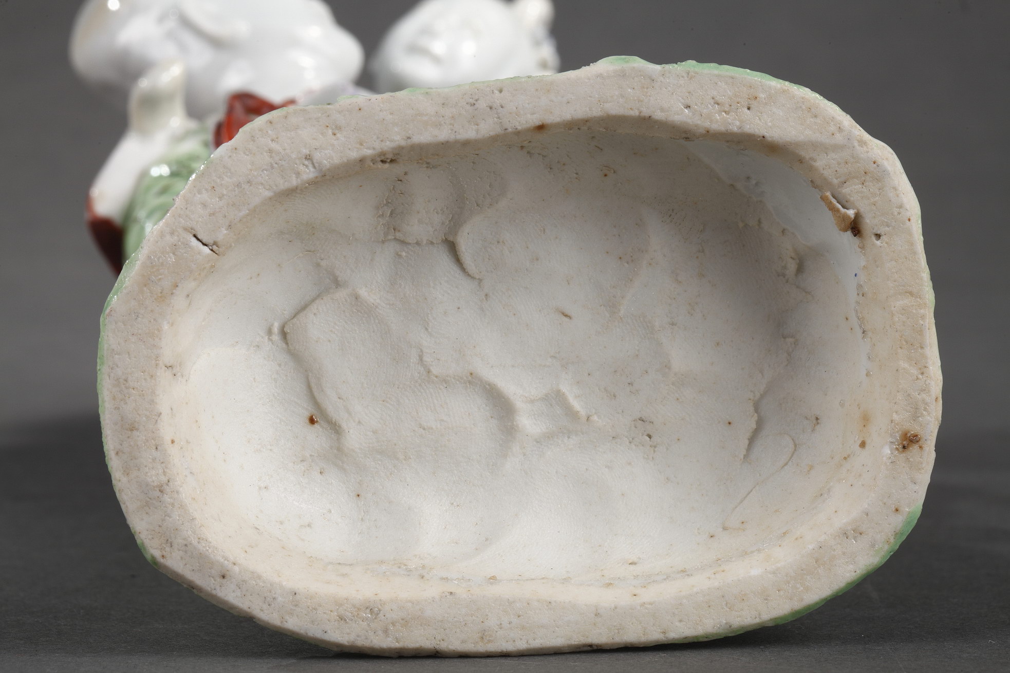 Polychrome : Rare figure Chinese  porcelain representing a man carrying a lady on his back - Qianlong period 1736/1795