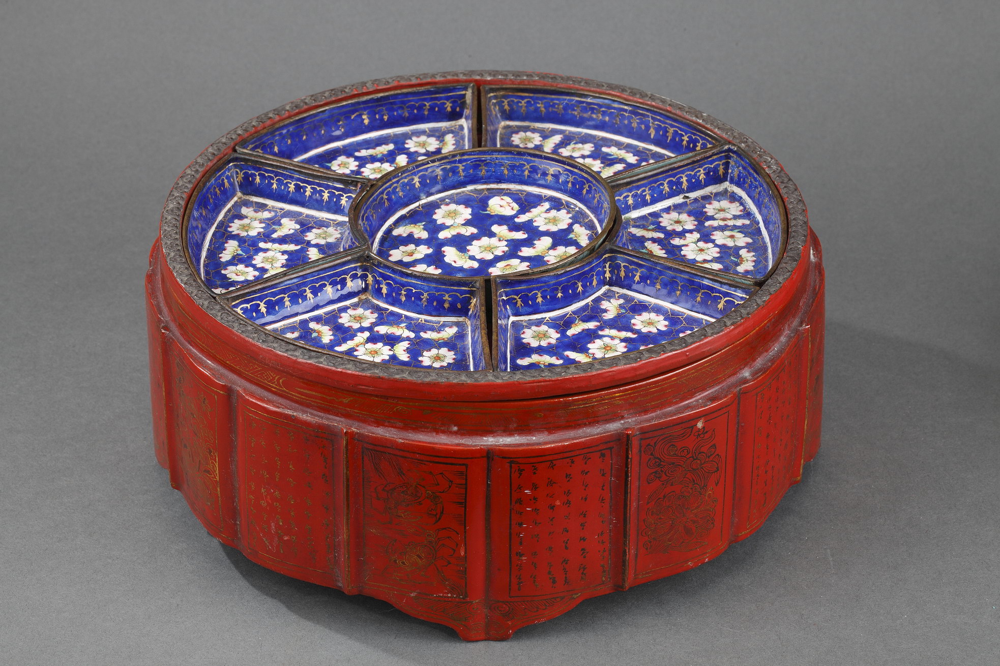 Works of Art : lacquer box painted with flowers and caligraphy  with in the interior sweetmeat set in Canton enamels   - 
the lacquer box is  vietnamese  19° century -
the sweetmeat set Canton enamels 1790/1820
