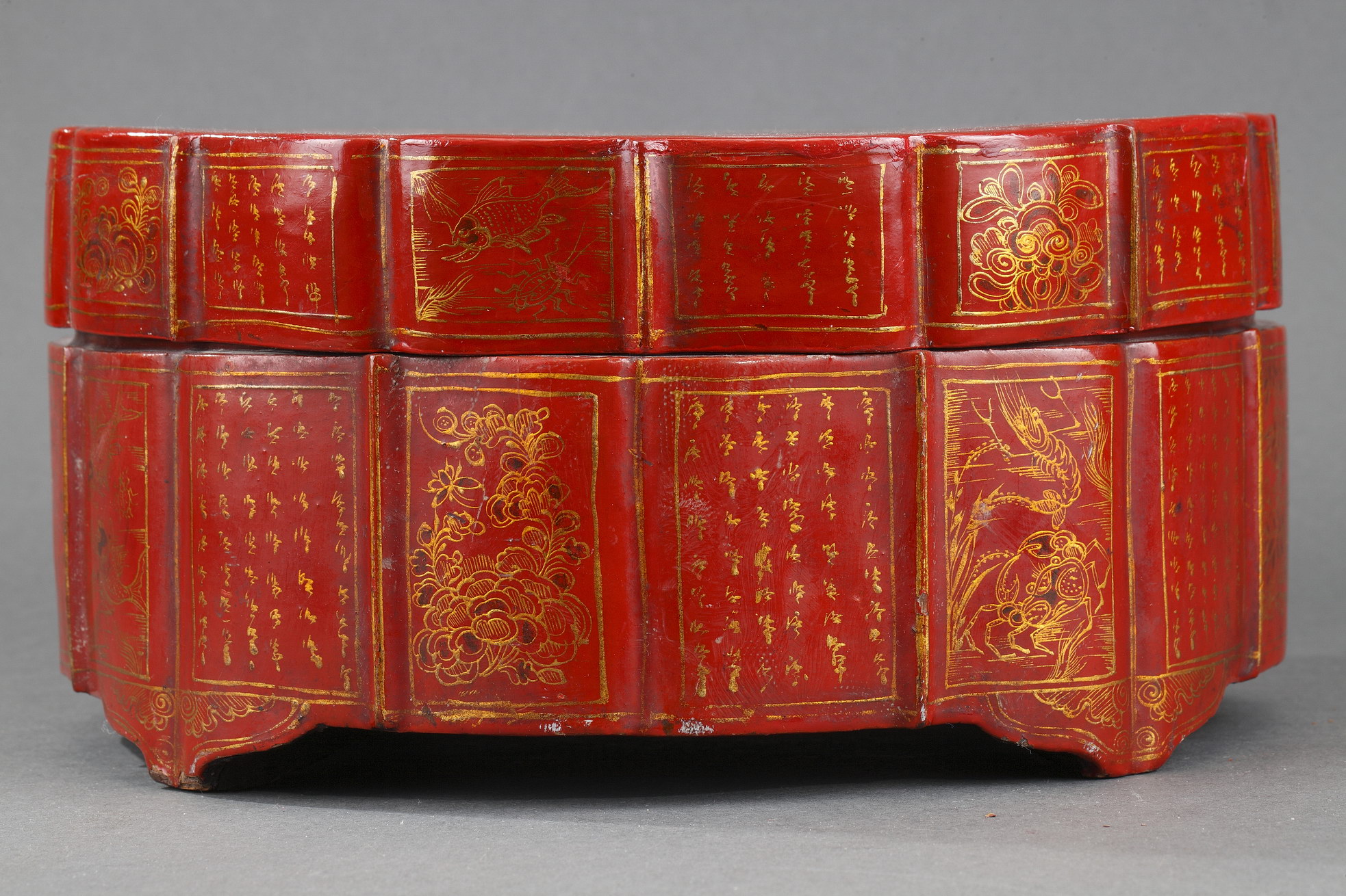 Works of Art : lacquer box painted with flowers and caligraphy  with in the interior sweetmeat set in Canton enamels   - 
the lacquer box is  vietnamese  19° century -
the sweetmeat set Canton enamels 1790/1820
