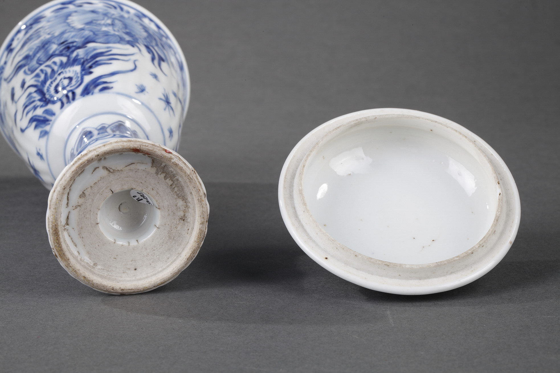 Blue White : Gobelet and cover  Blue and White porcelain  - Kangxi period 1662/1722 -      H 18cm