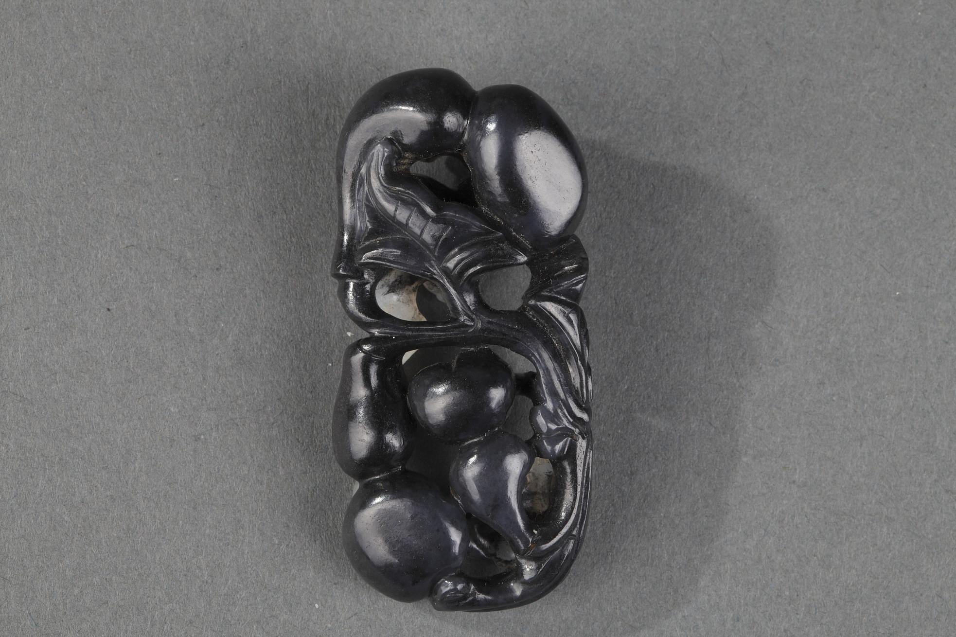 Works of Art : Pendant nephite black and white carved in the shape of two bats with double gourds and their foliage 
Circa 1900