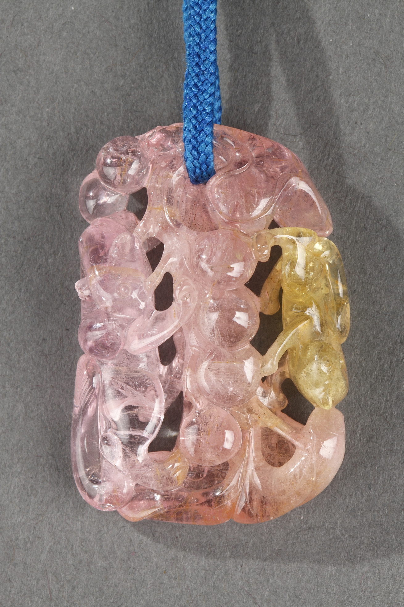 Works of Art : Tourmaline pink and yellow pendant carved in the shape of squirrel and grapes - Chinese 19th century -