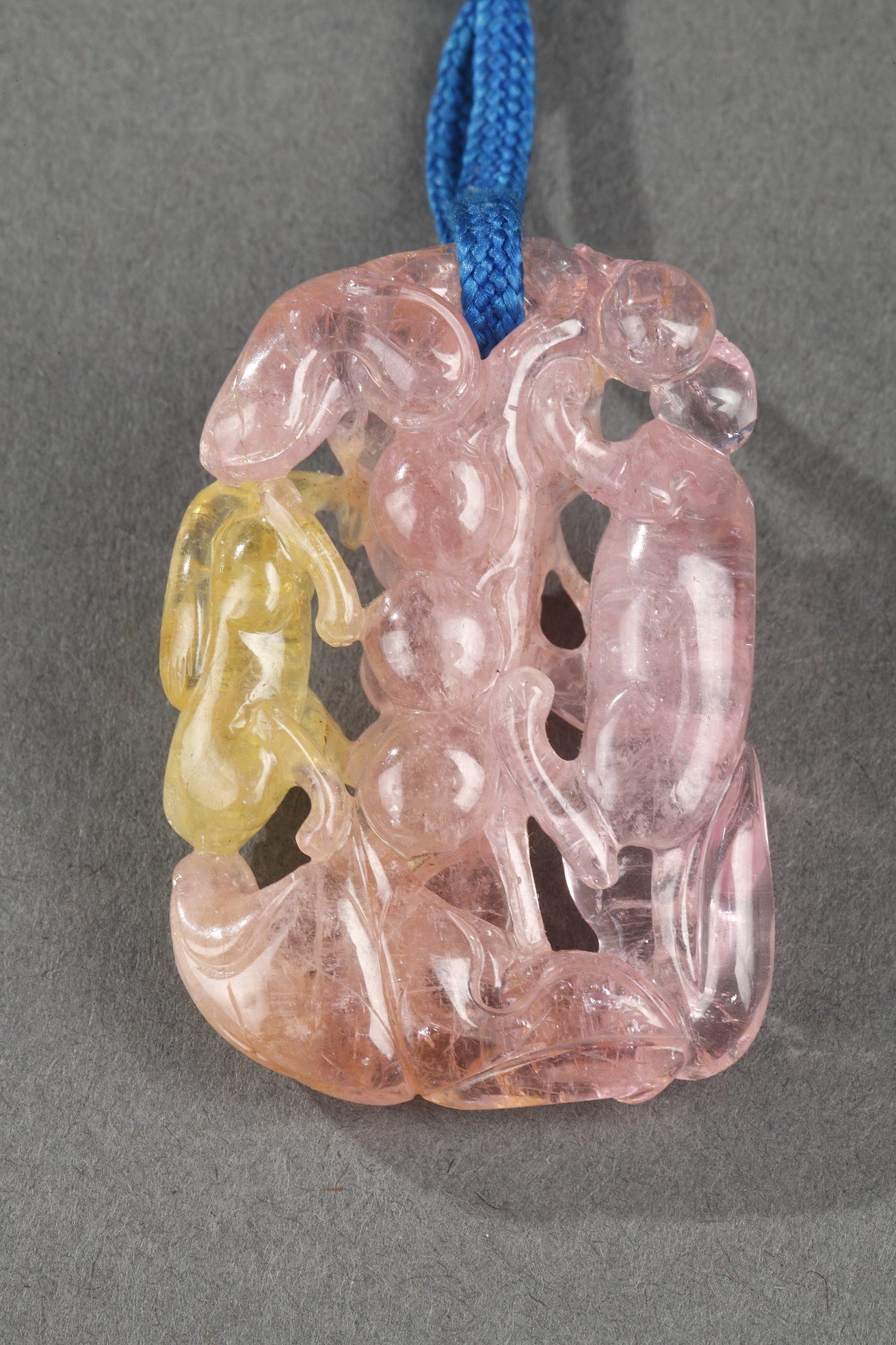 Works of Art : Tourmaline pink and yellow pendant carved in the shape of squirrel and grapes - Chinese 19th century -