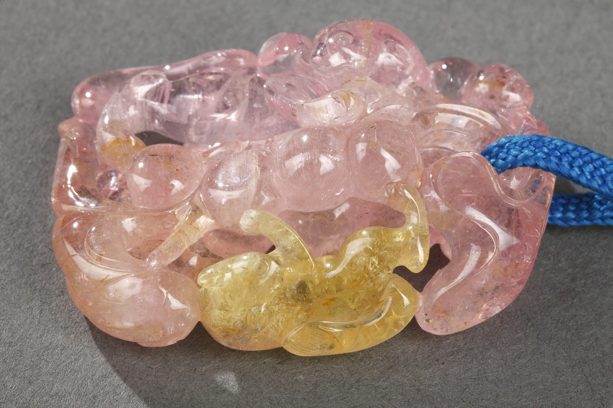 Works of Art : Tourmaline pink and yellow pendant carved in the shape of squirrel and grapes - Chinese 19th century -