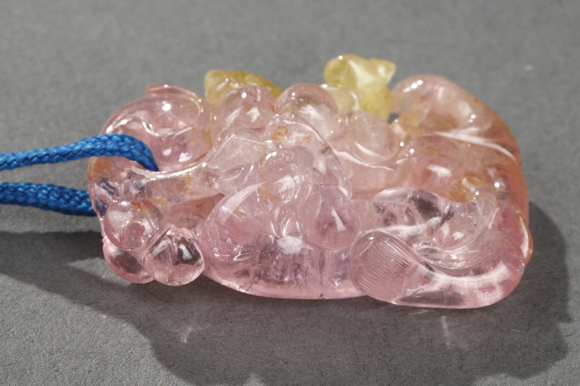 Works of Art : Tourmaline pink and yellow pendant carved in the shape of squirrel and grapes - Chinese 19th century -