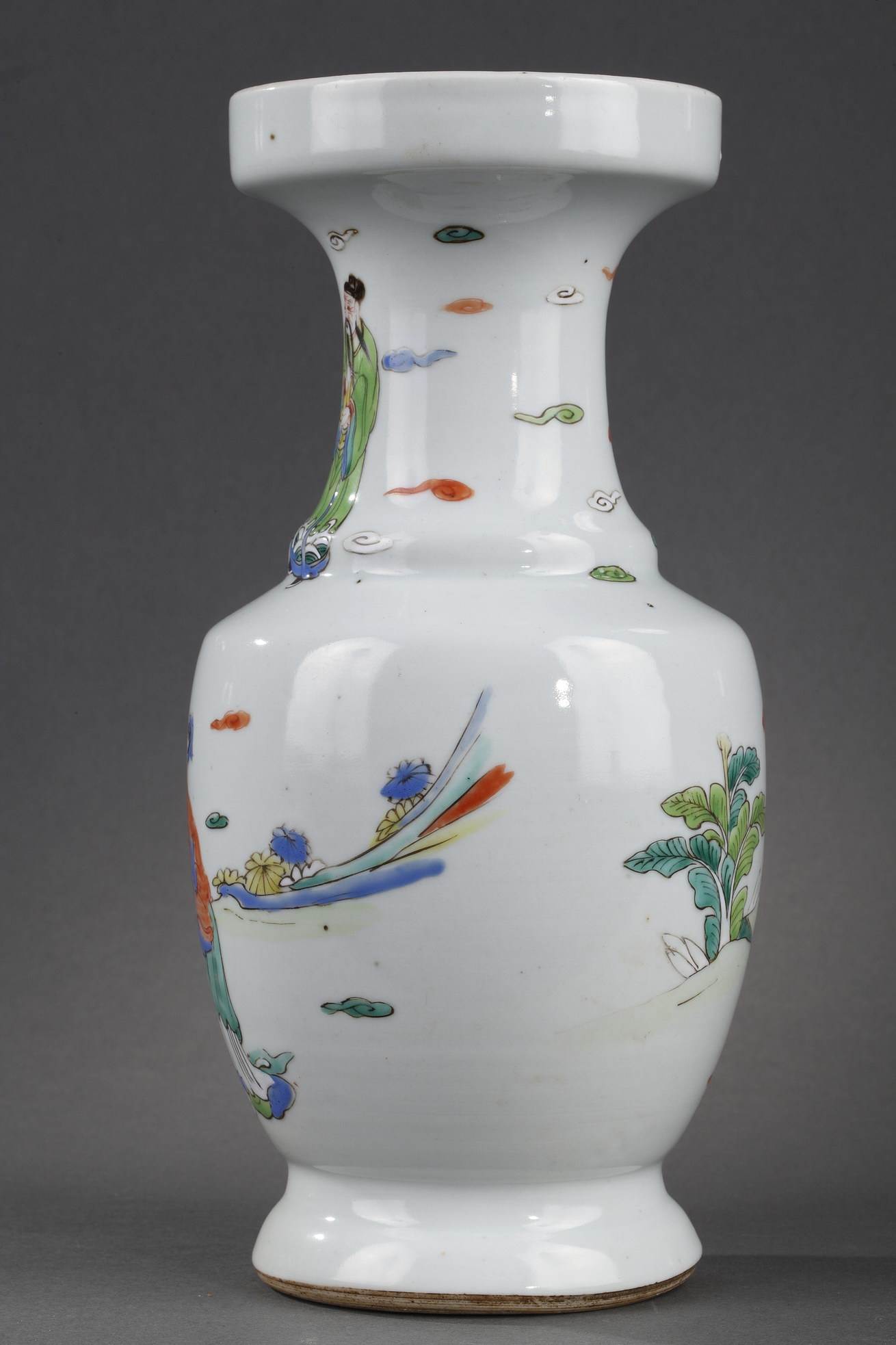 Polychrome : Vase polychrome porcelain decorated with the eight taoist immortals among the clouds - Yongzheng period 1723/1735