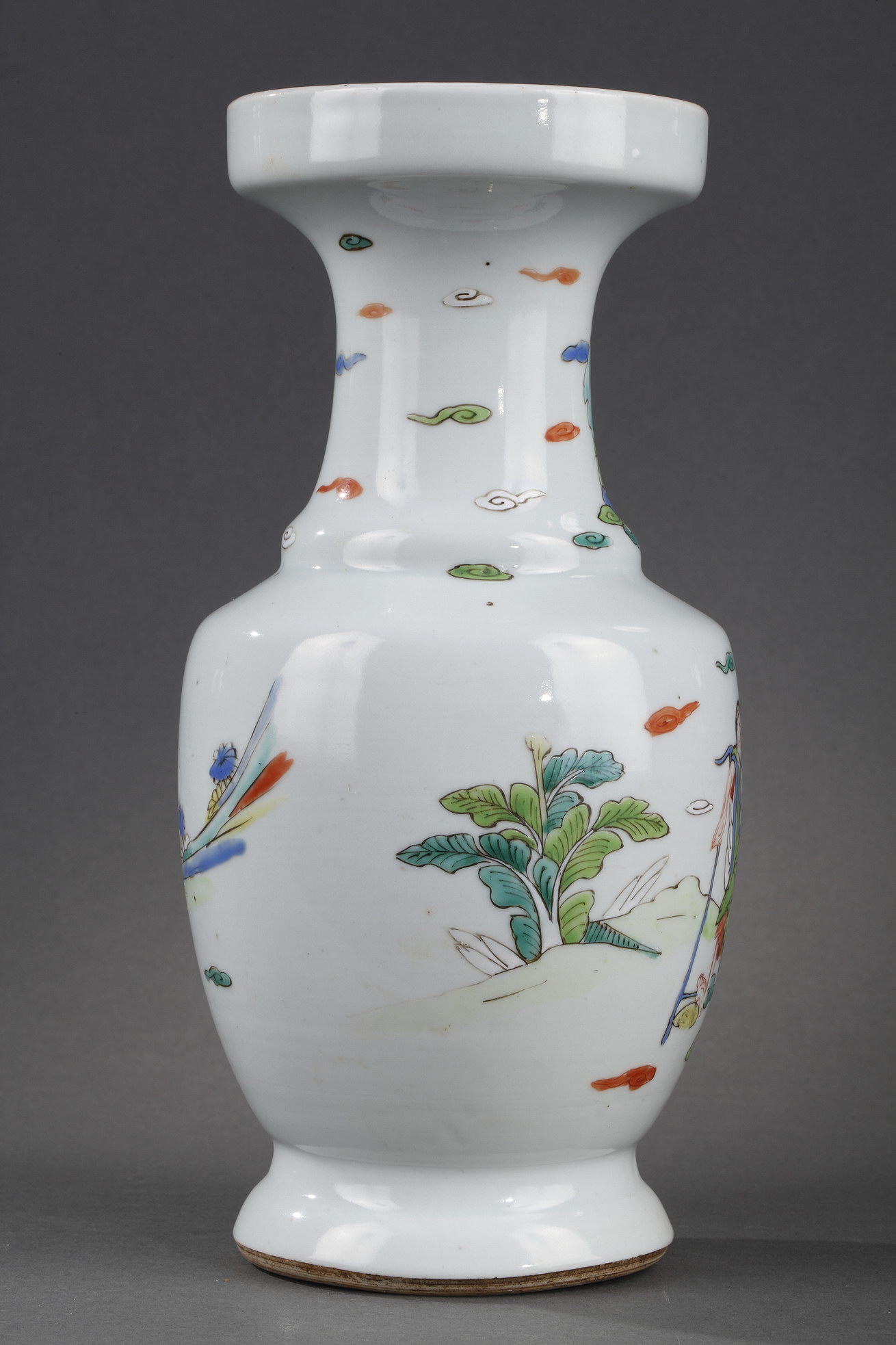 Polychrome : Vase polychrome porcelain decorated with the eight taoist immortals among the clouds - Yongzheng period 1723/1735