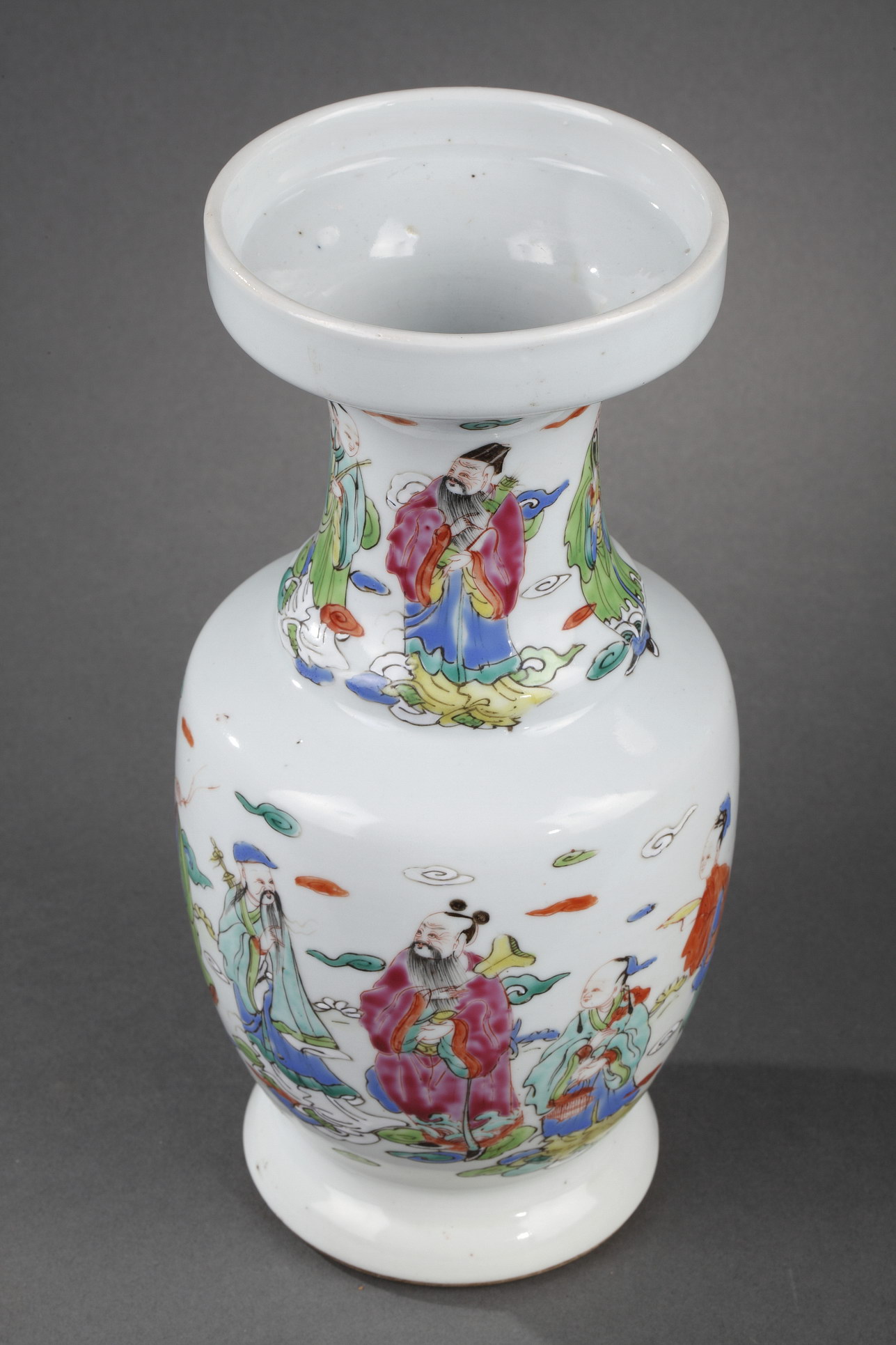 Polychrome : Vase polychrome porcelain decorated with the eight taoist immortals among the clouds - Yongzheng period 1723/1735