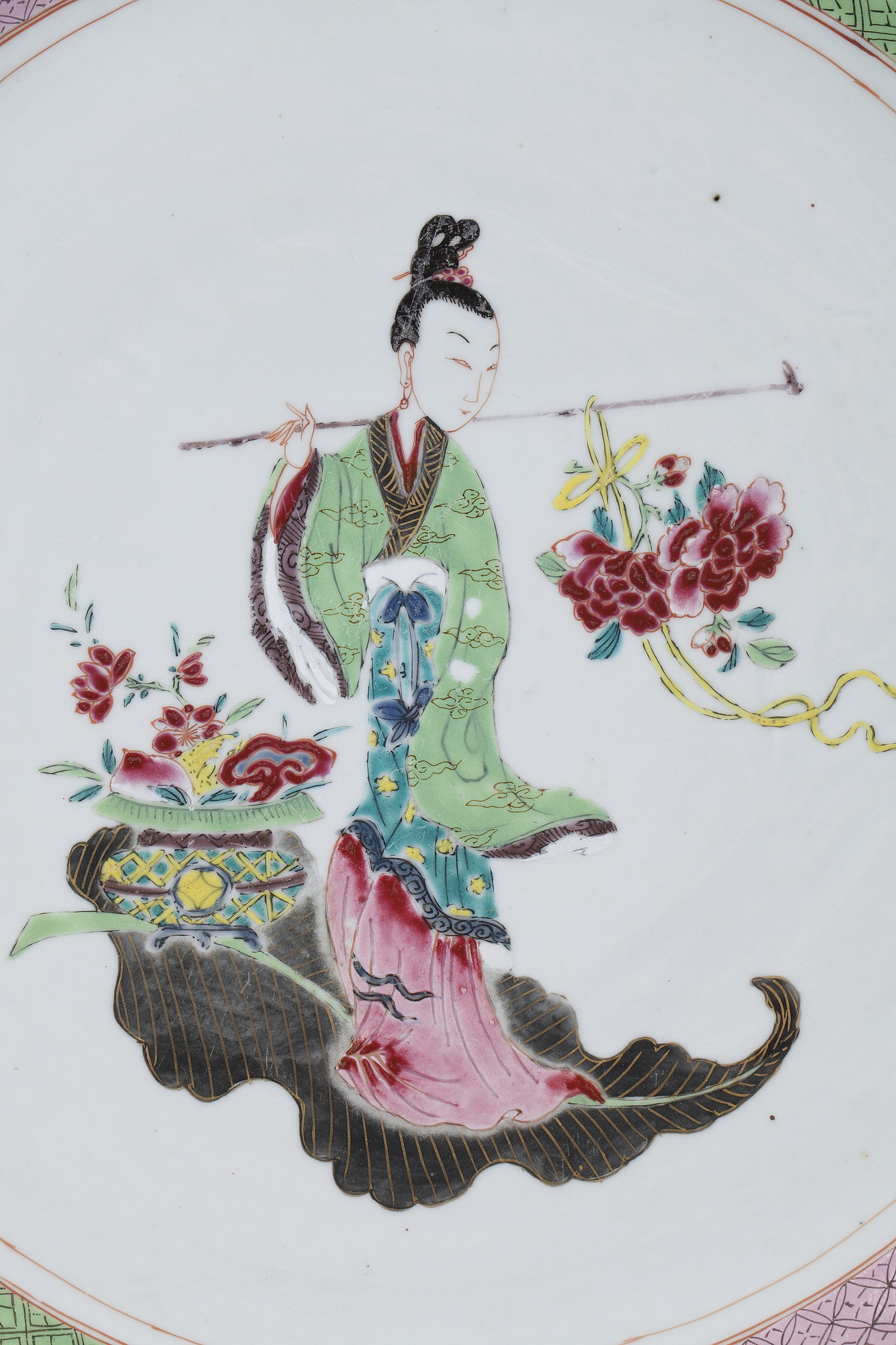 Polychrome : Large dish "Famille rose"  porcelain decorated with the Goddess of Longevity ,Magu and the basketof lingzhi fungus (used to brew the longevity wine) and longevity peach both situated on a artemisia leaf.She carries a hoe where a branch of peony flowers hangs.  Yongzheng perod 1723/1735   -
diam: 43cm