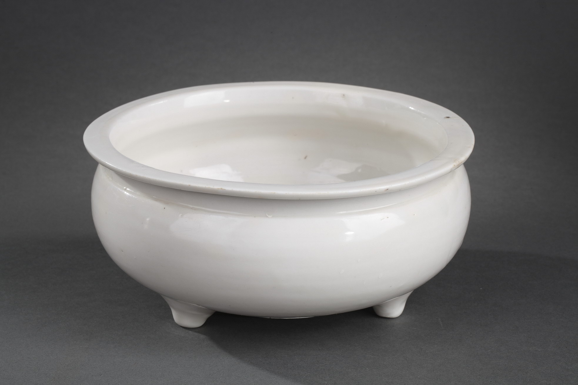 Blue White : Large Chinese blanc de Chine tripod censer of creamy tone - Dehua kilns (Fujian province) - Chinese 1640/1660