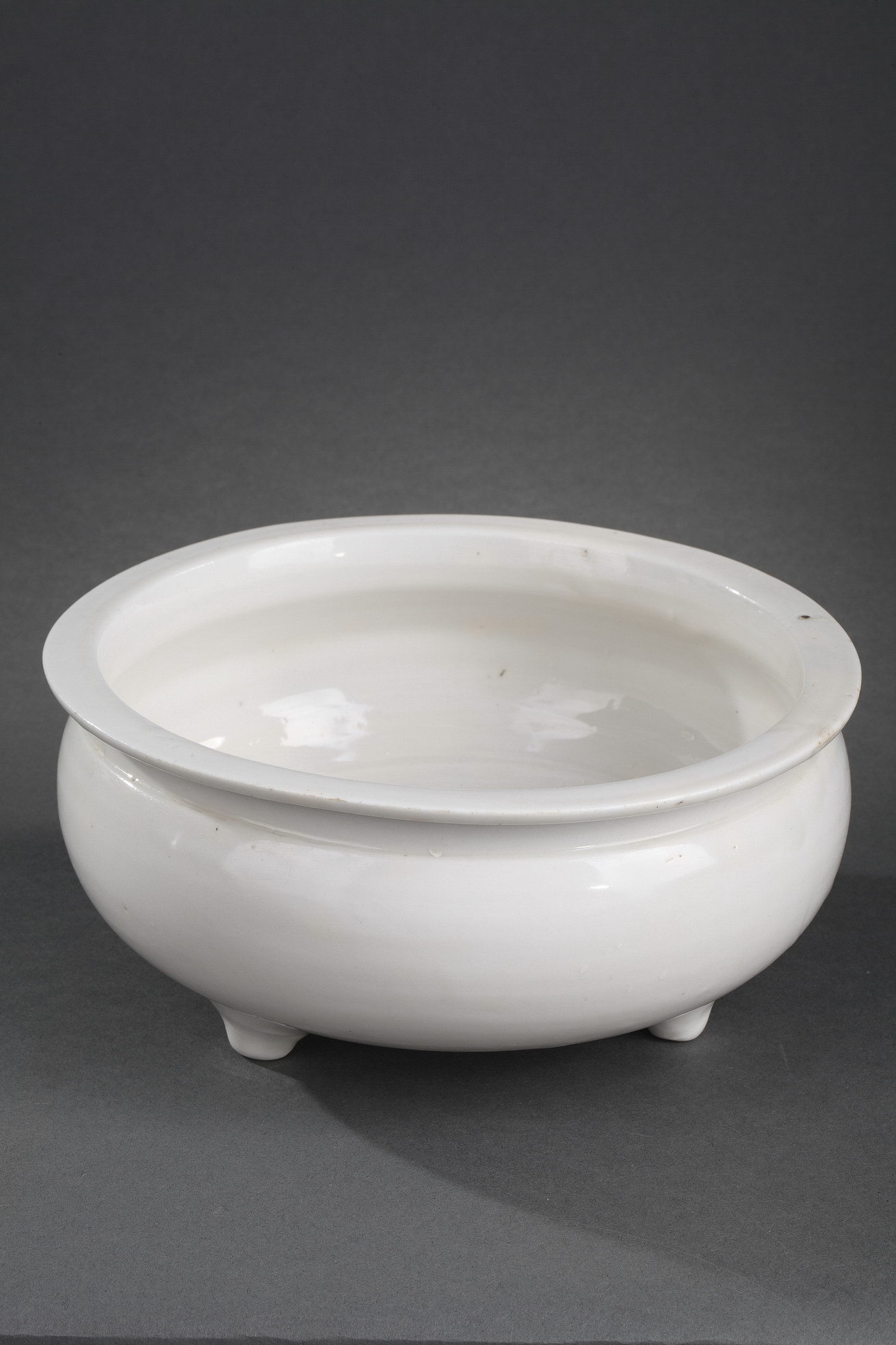 Blue White : Large Chinese blanc de Chine tripod censer of creamy tone - Dehua kilns (Fujian province) - Chinese 1640/1660