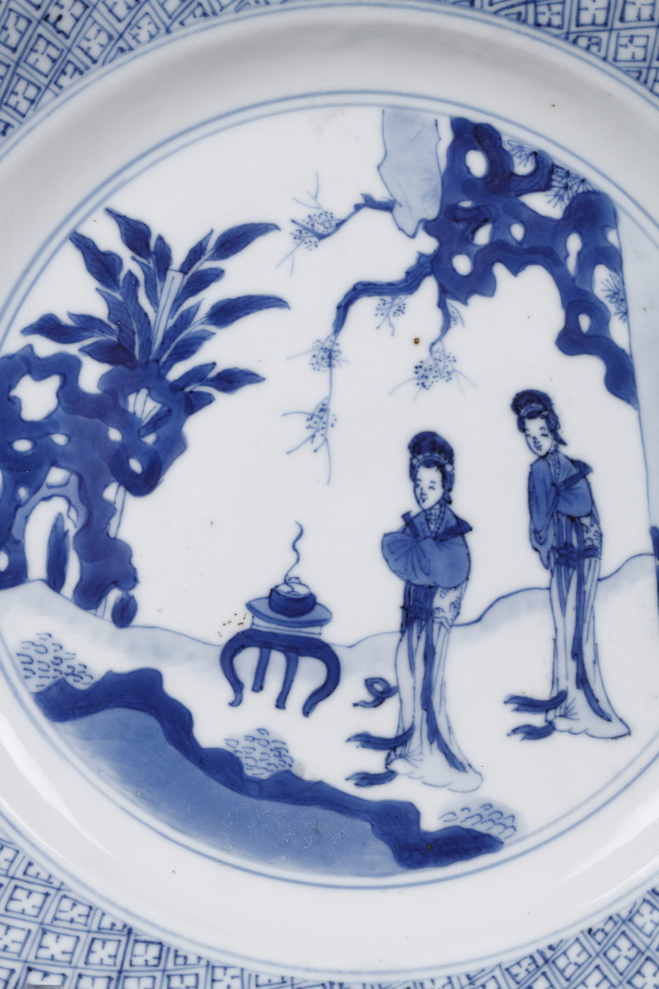 Blue White : Chinese blue and white porcelain plate with two long Eliza in a garden in front of a censer 
Kangxi mark and period (1662/1722)