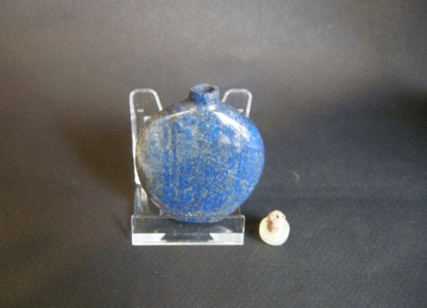 Tabatières : Flacon tabatière en lapis lazuli en forme d ecusson - Chine 18/19em siècle -