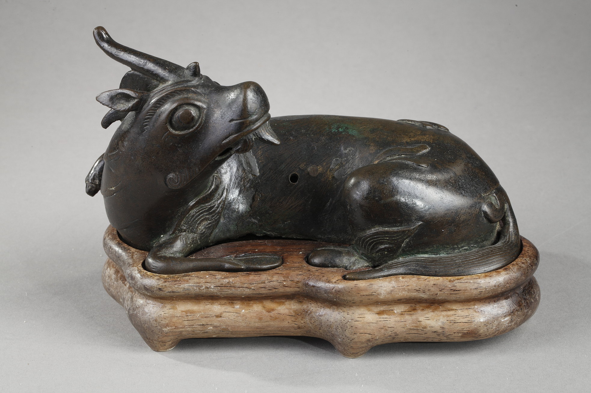 Works of Art : Kylin bronze mirror door  ( loss the Mirror door) - Early Ming period 1368/1644 -
wood stand 